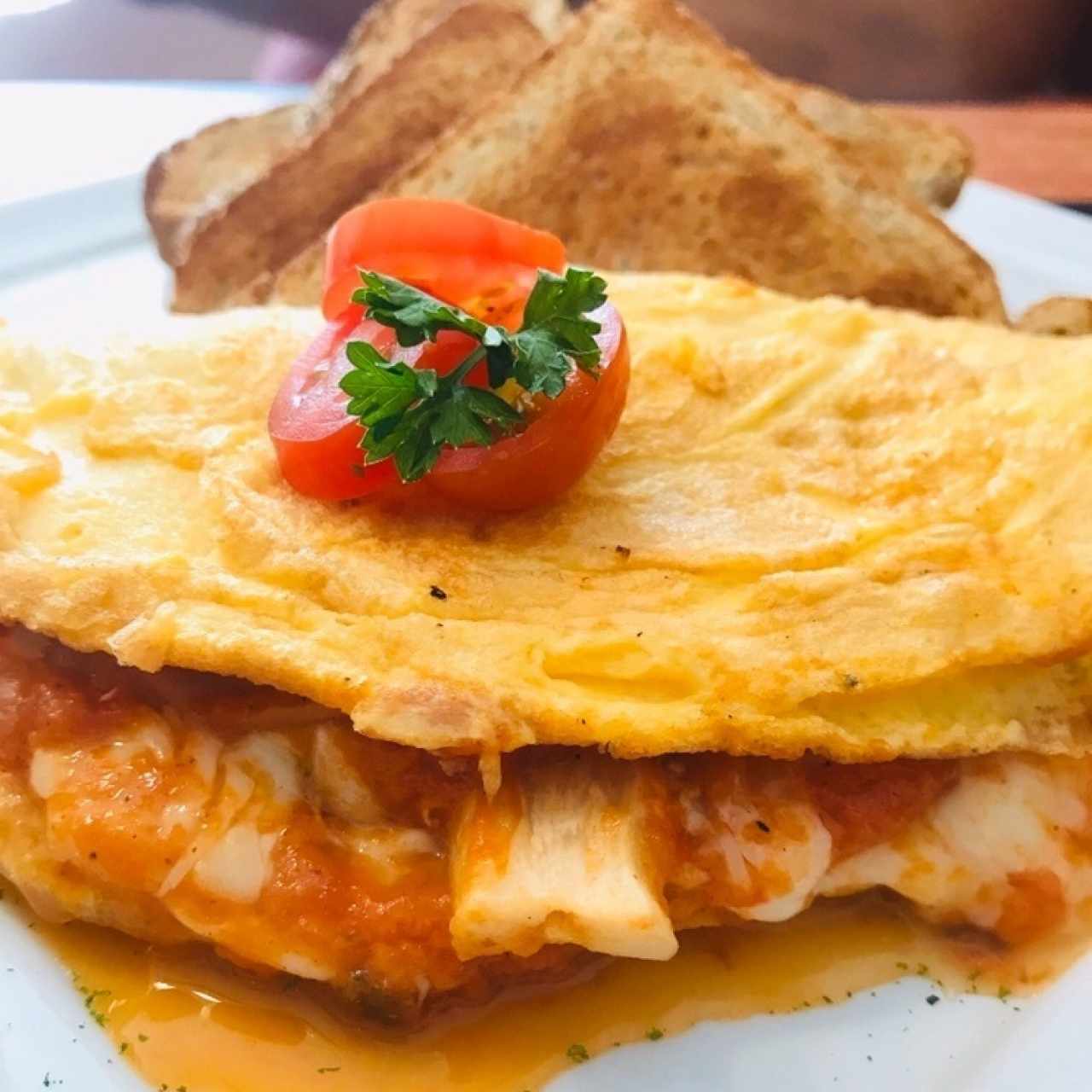 omelet con hongos en salsa pomodoro