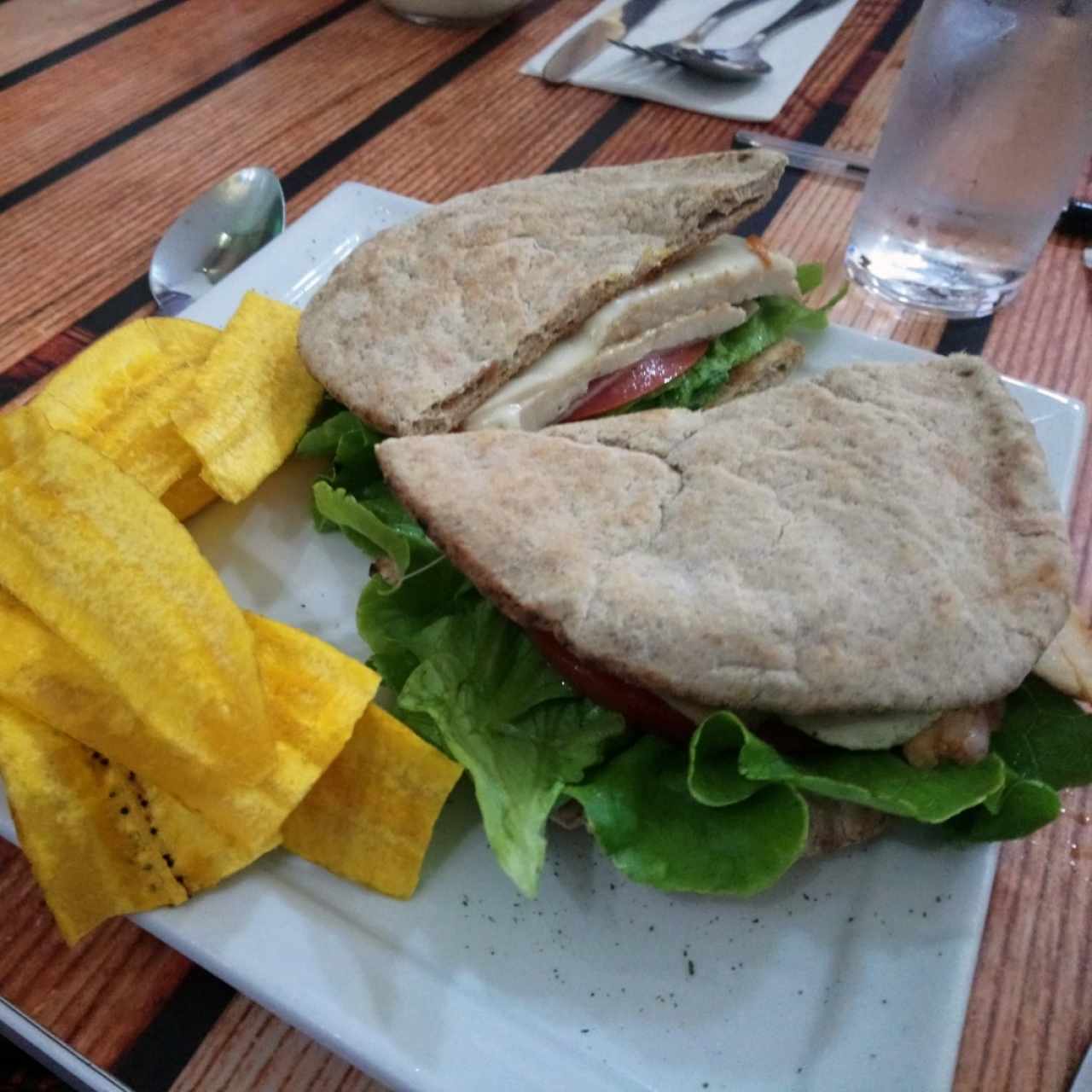 Emparedado de Pollo en pan integral