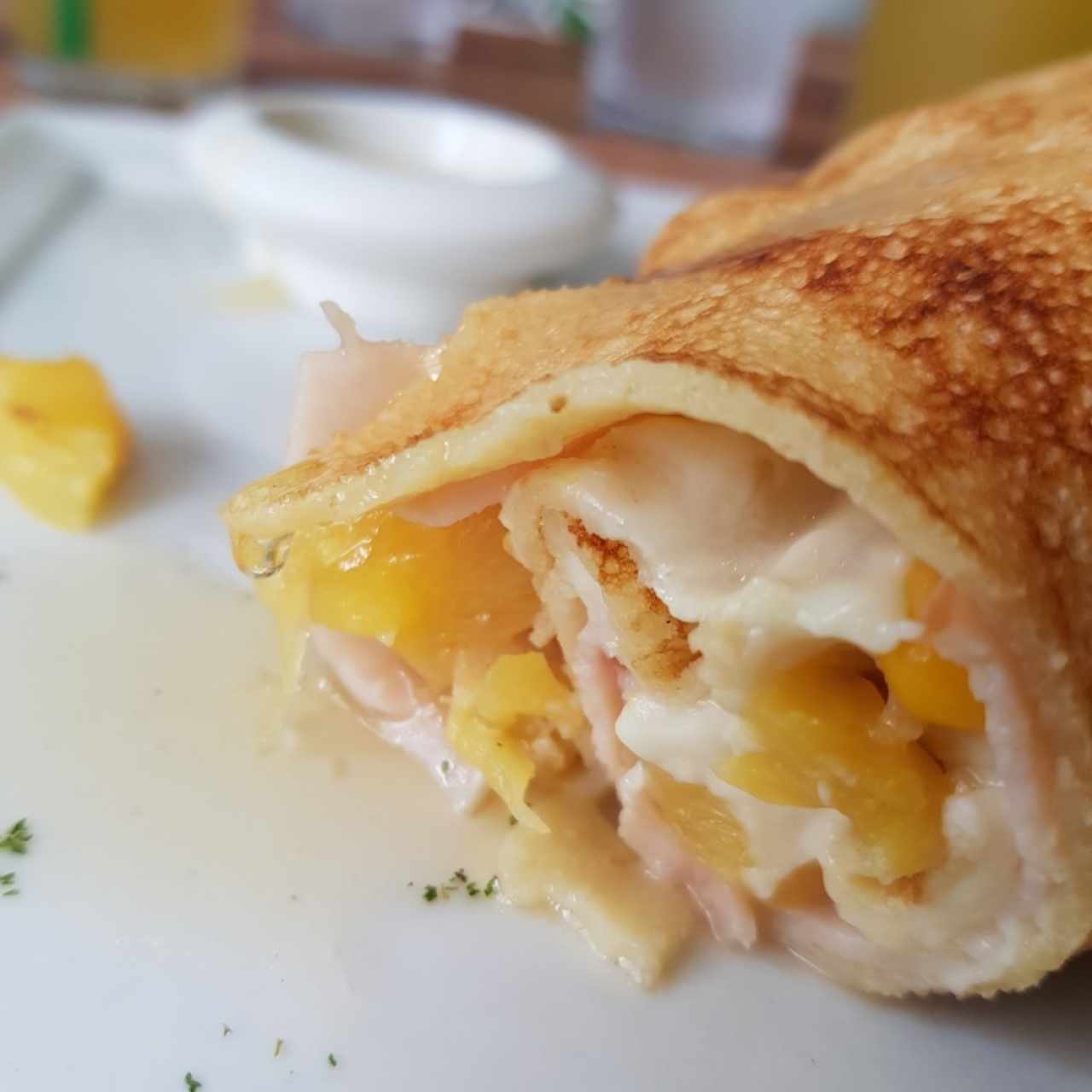 crepe de pavo, mozarella, piña y maicitos