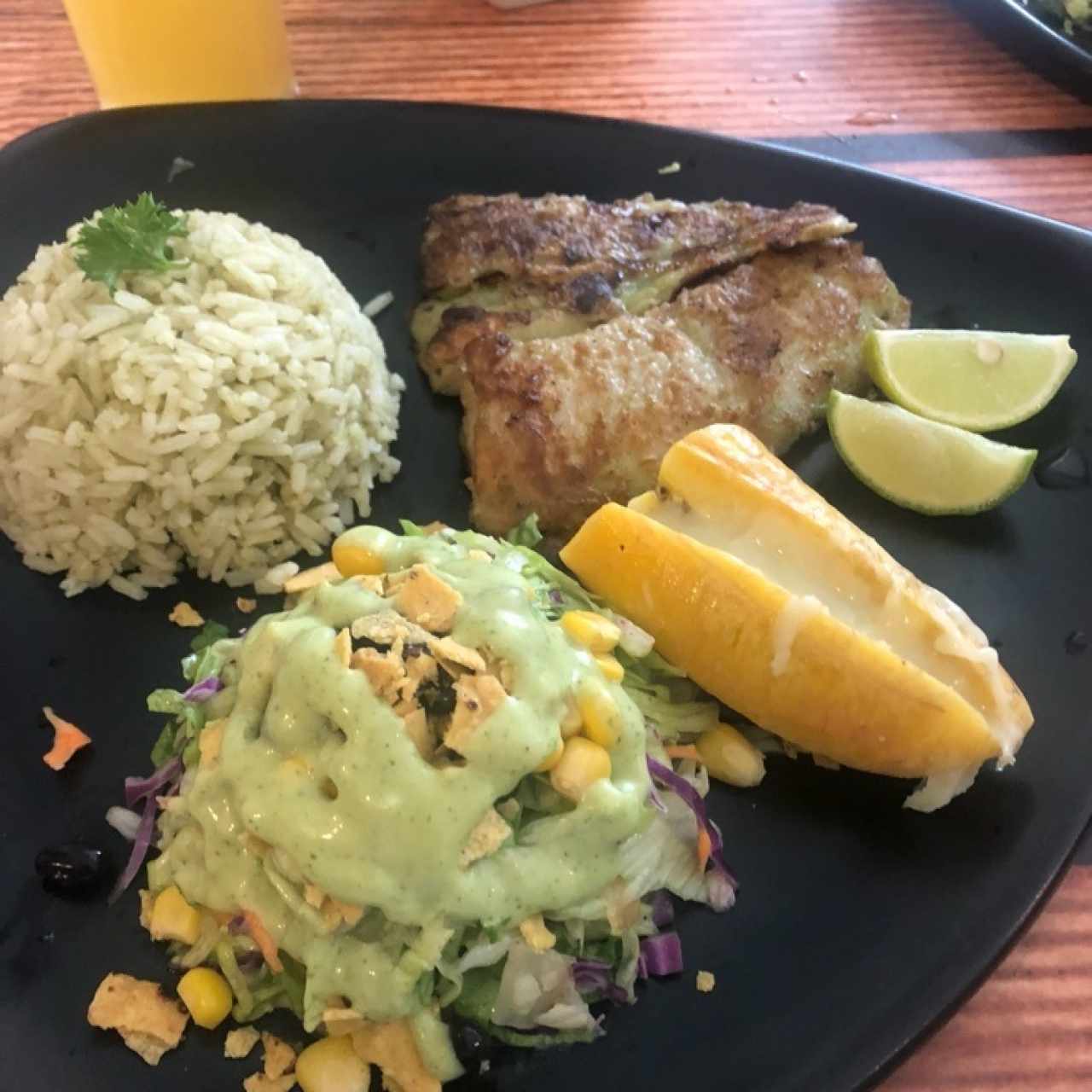 Arroz verde, pescado, ensalada mexicana y platano con queso