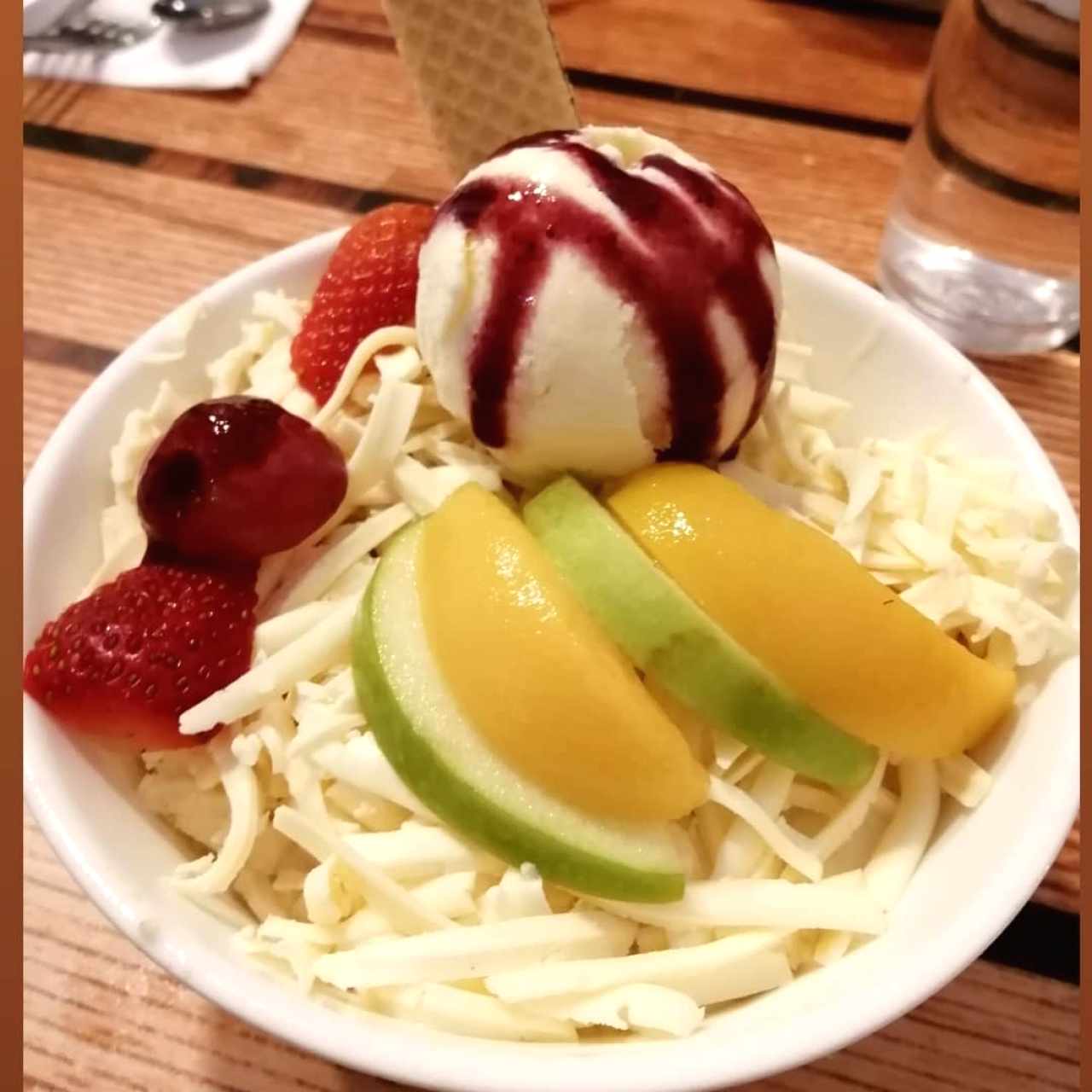 Ensalada de fruta con helado