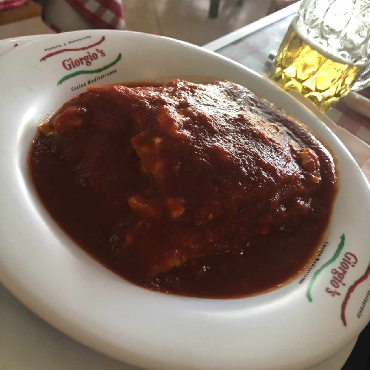 lasagna de pollo en salsa roja