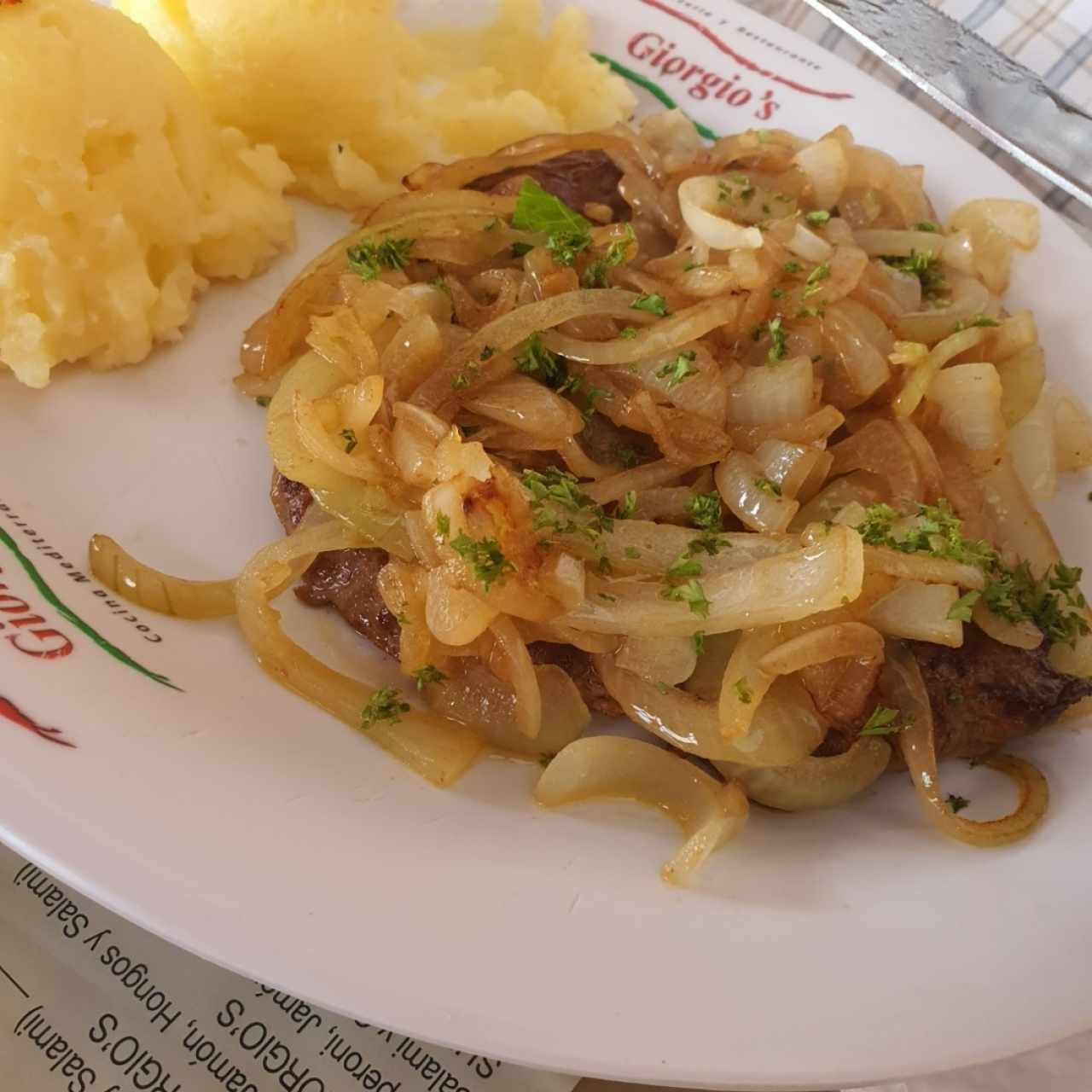 bistec encebollado con puré de papa