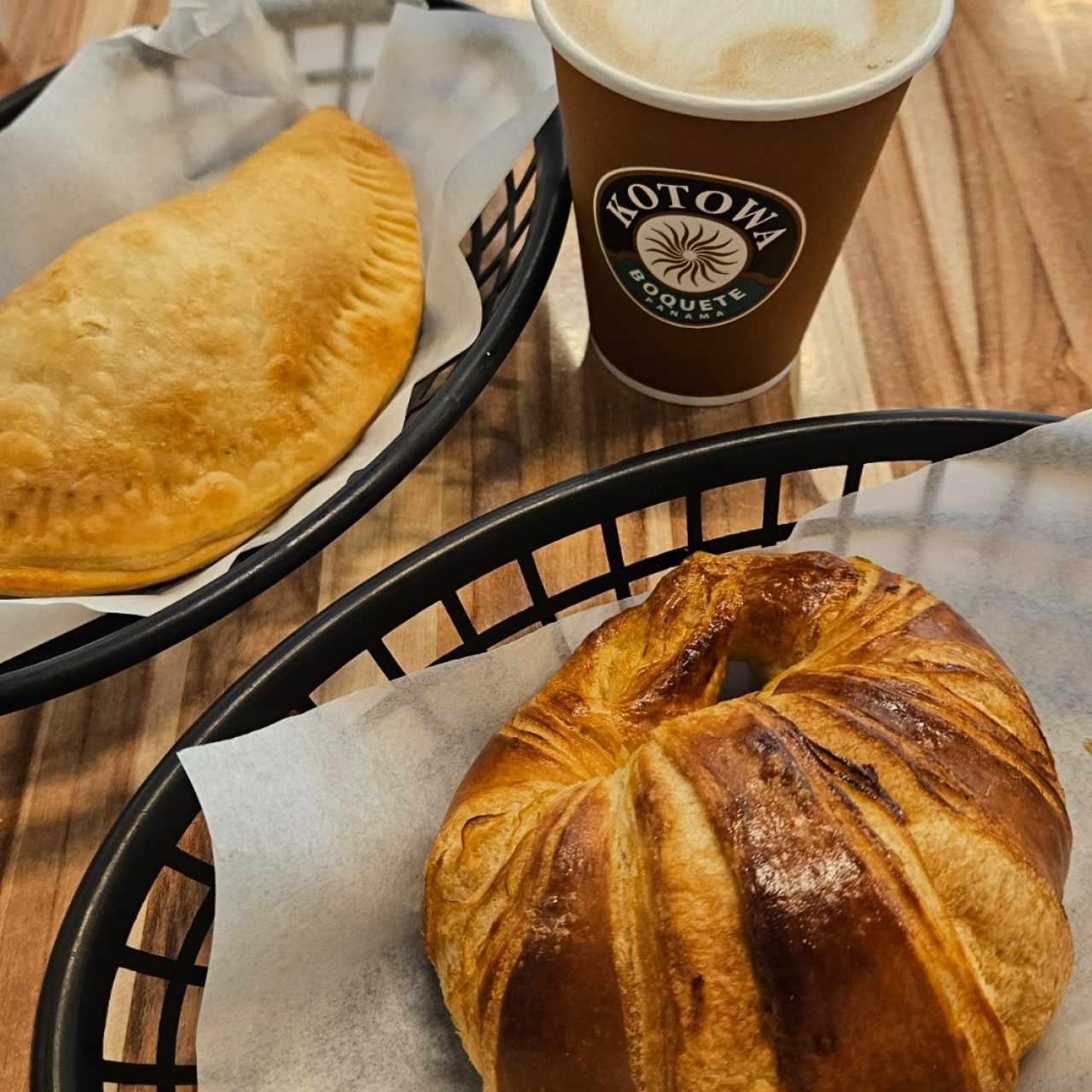Cappucino, croissant, empanda