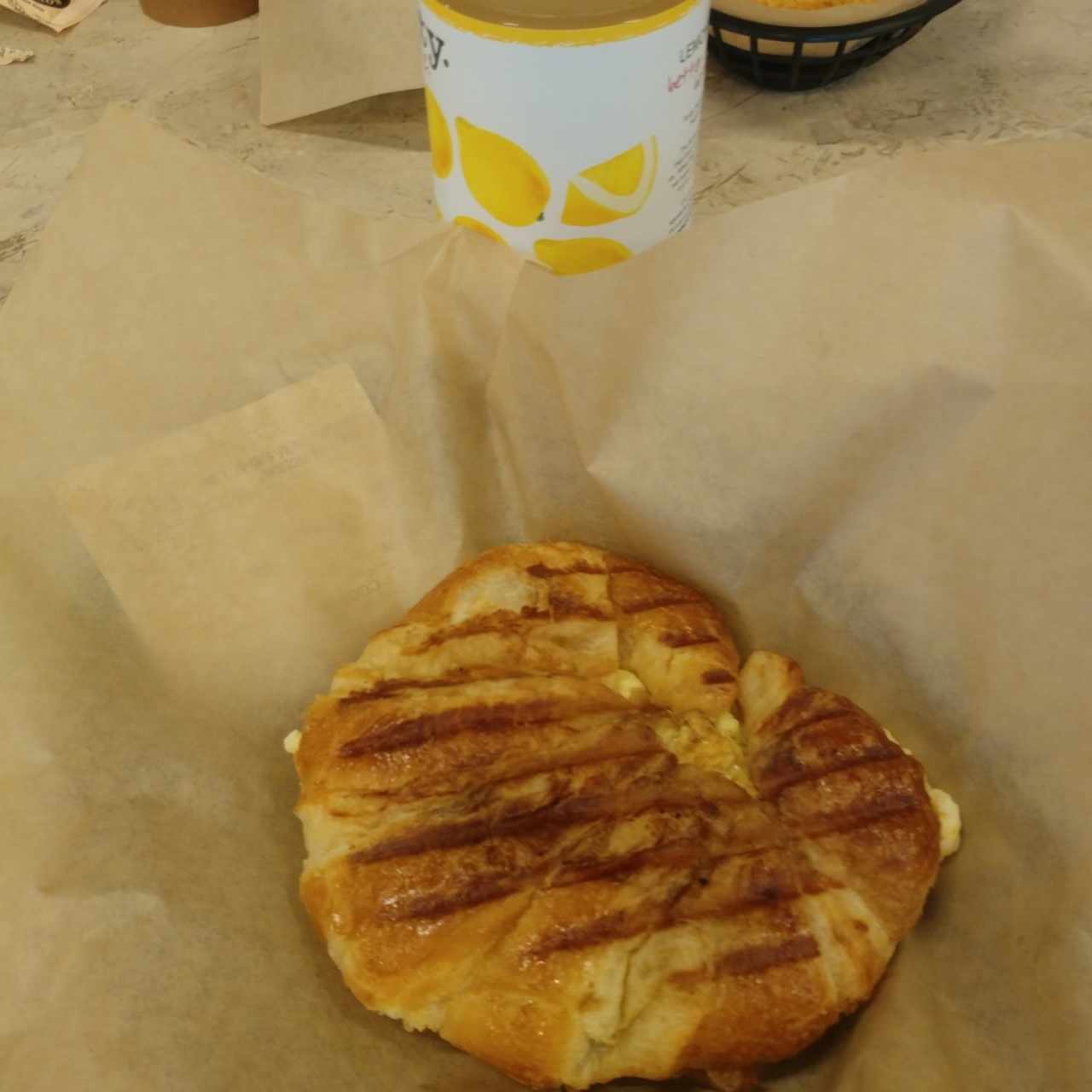 croissant con tocino y huevo