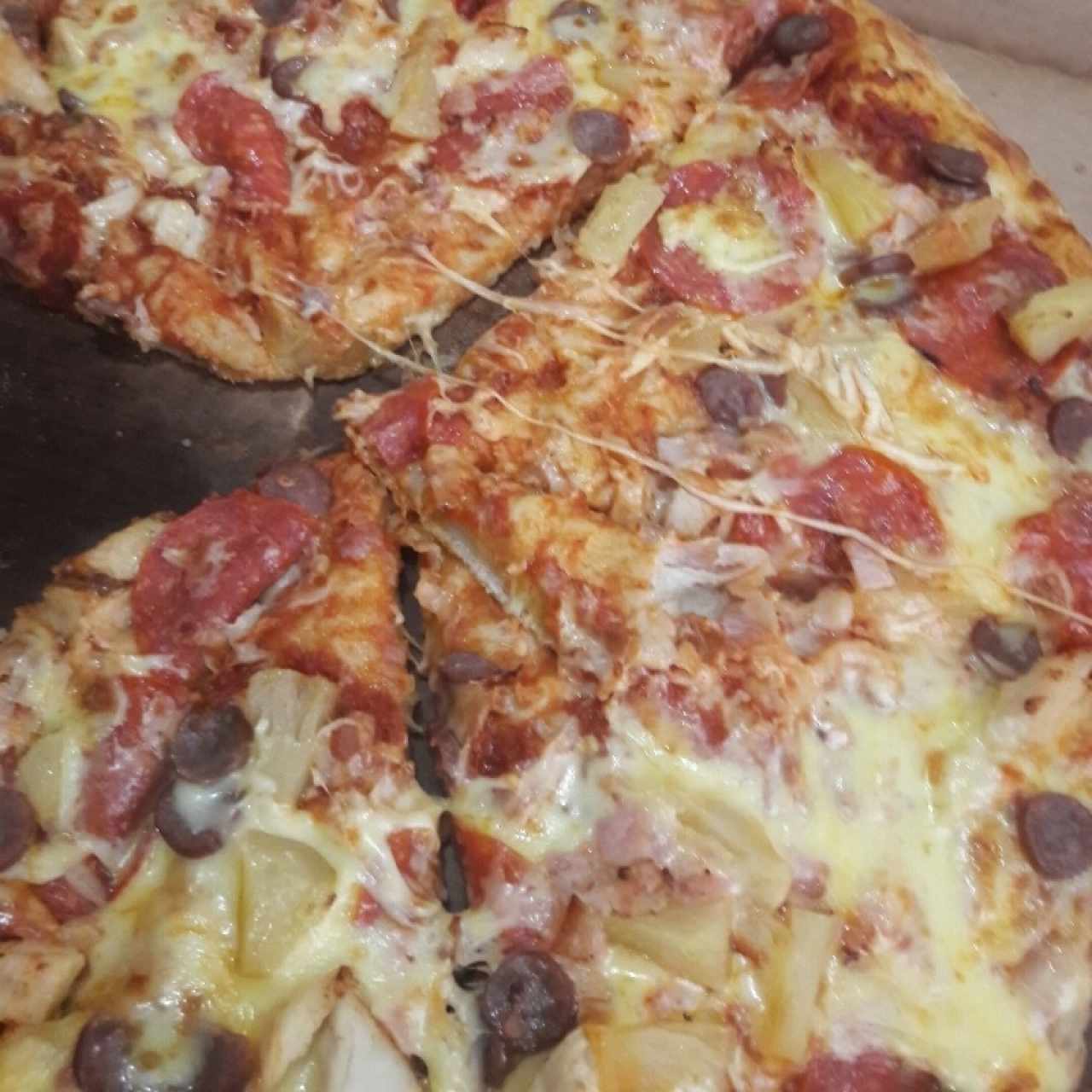 pizza de piña, peperonni, chorizo, carne, hongos y extra queso