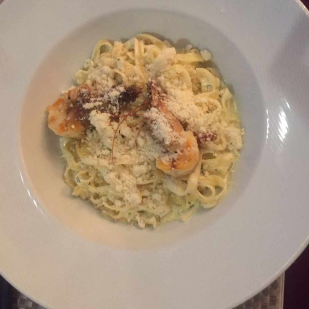 fetuccini a la crema con langostinos