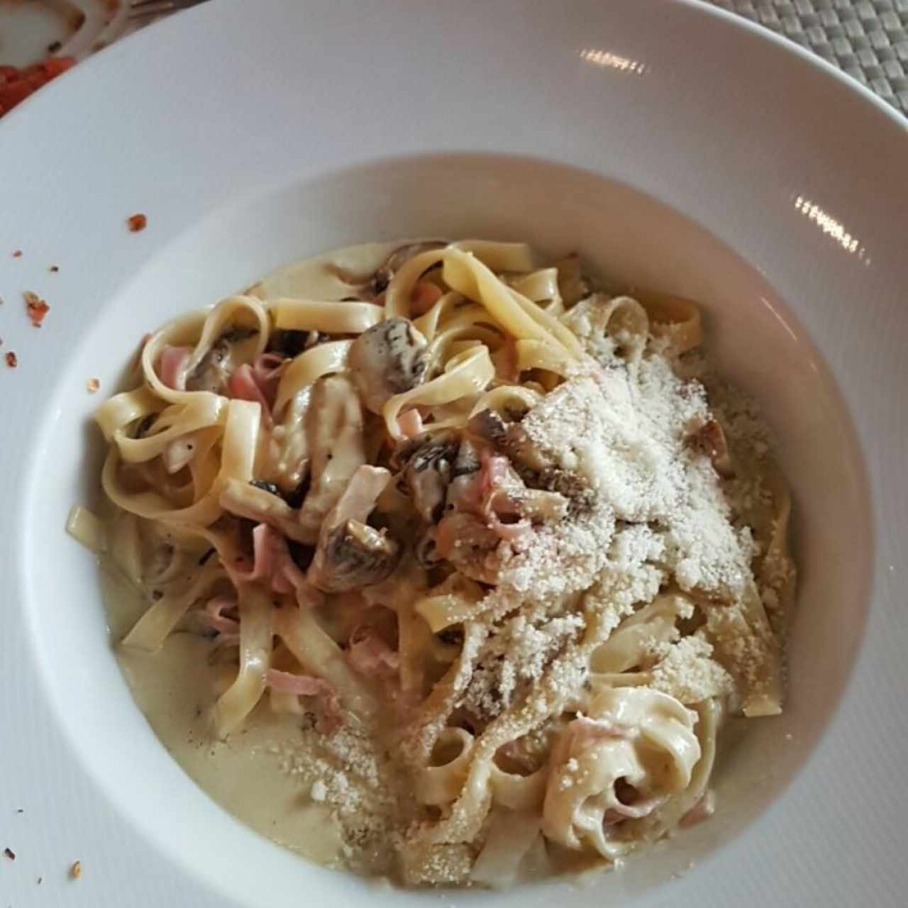 fetuccini con hongos, jamón cocido y crema blanca