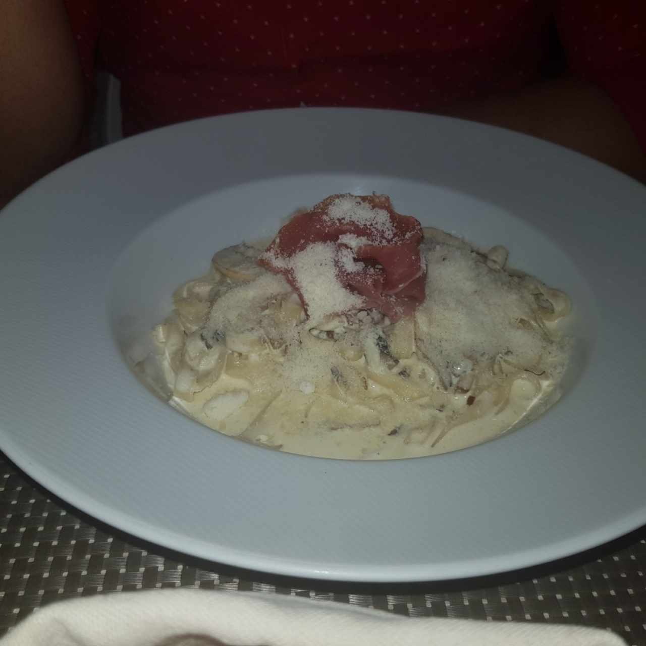 pasta en salsa pomodoro con jamón serrano y champiñones