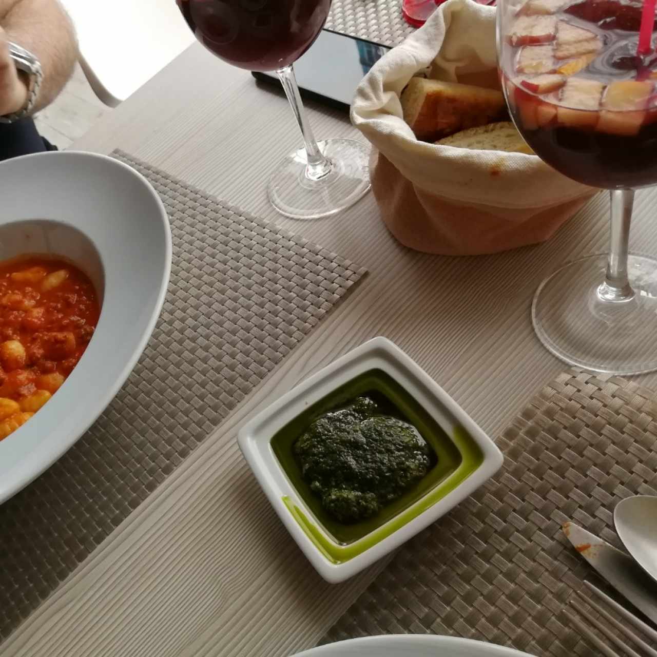 sangría roja, y pesto