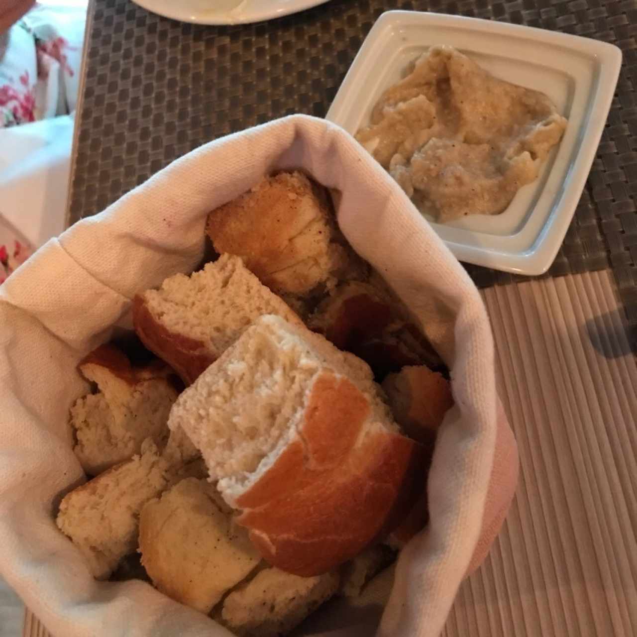 pan de la casa con crema de berenjenas