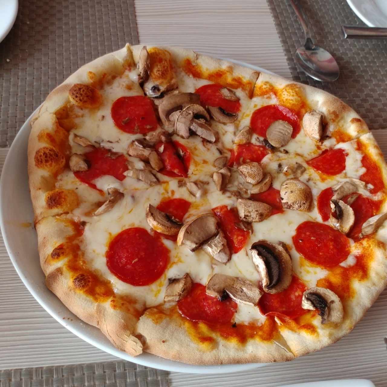 pizza hongos y pepperoni