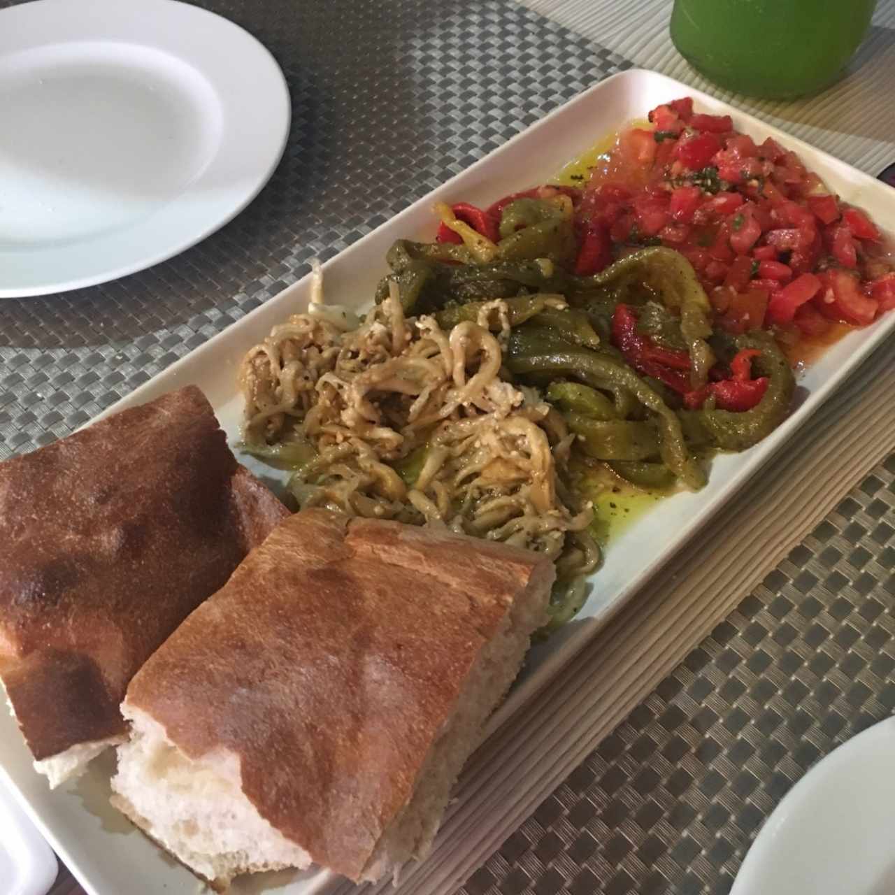 Entrada de vegetales (berenjena, pimenton y tomate)