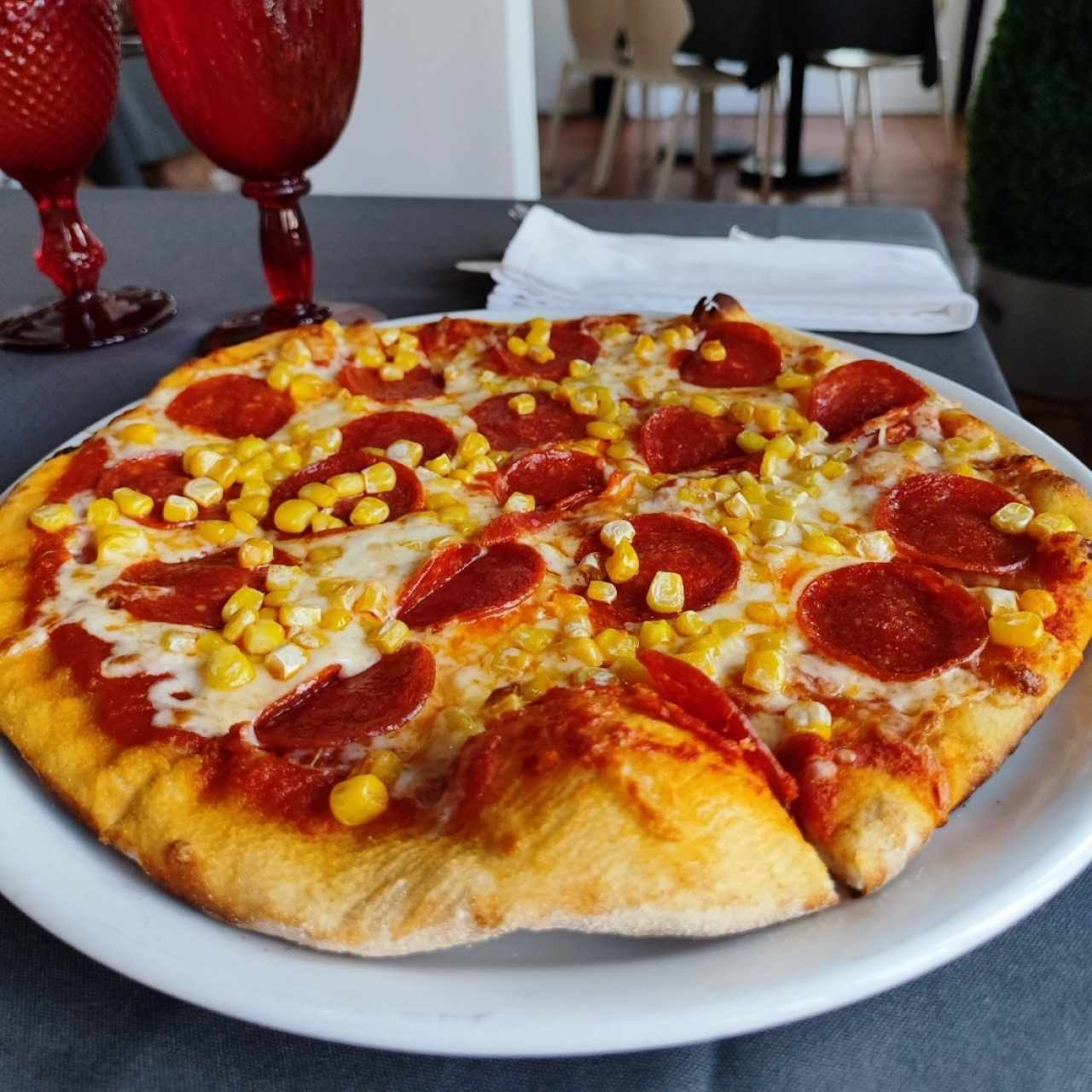 pizza de peperoni y maíz 