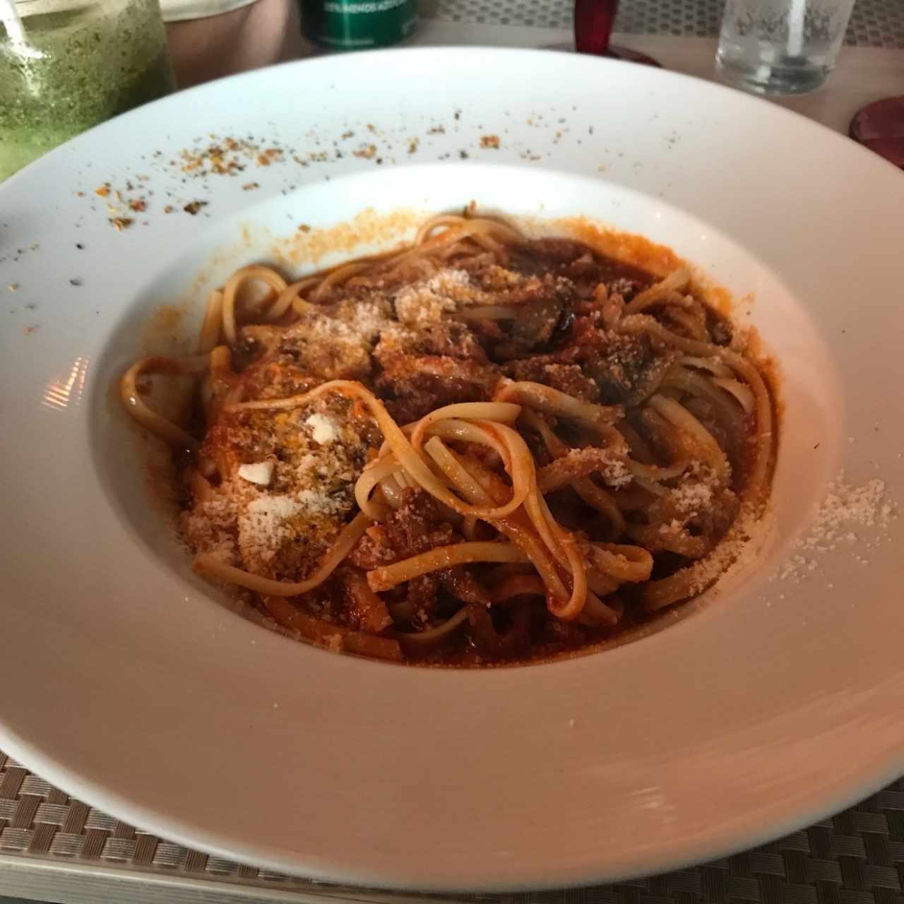 Spaghetti en salsa roja de carne y champiñones