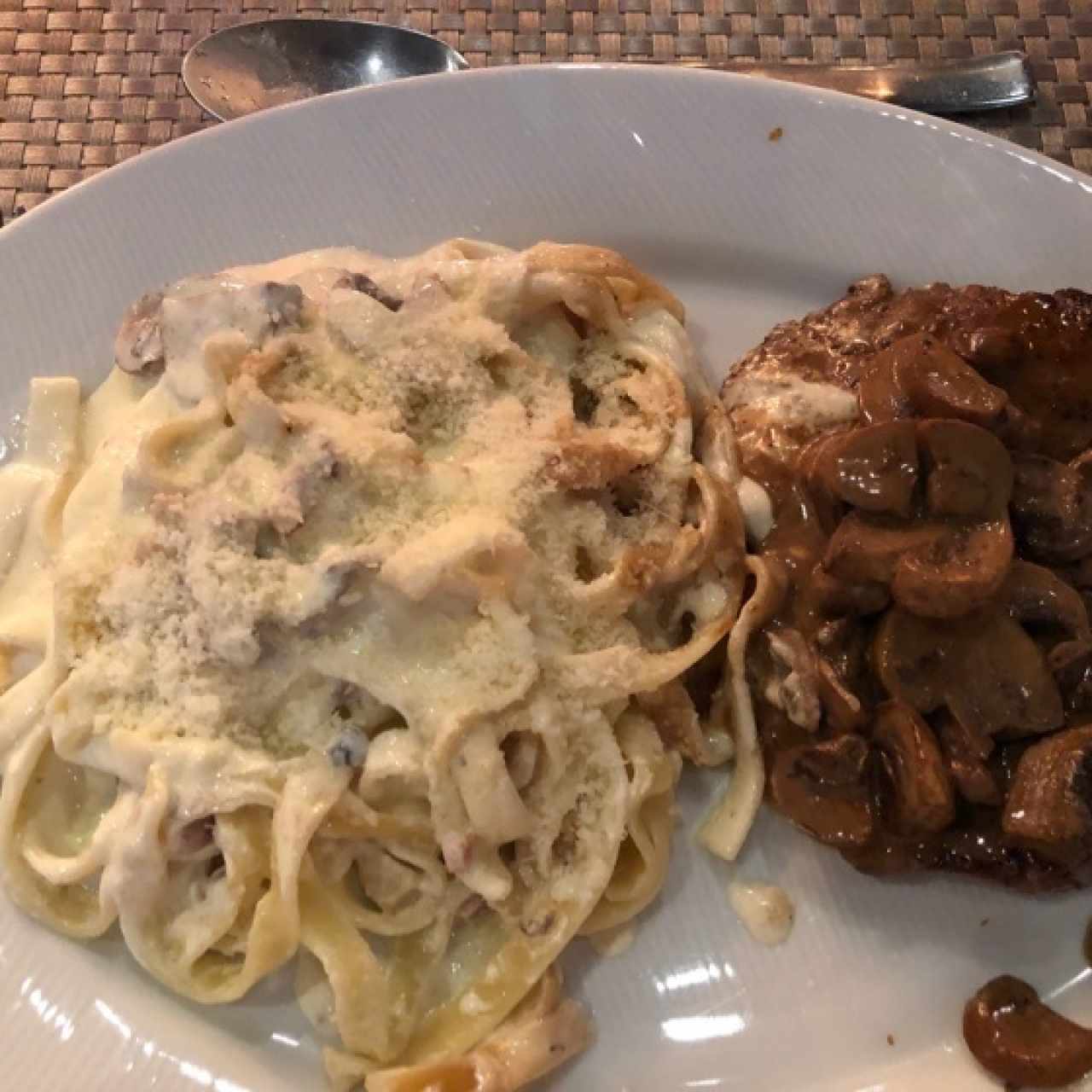 filetto di manzo con funghi nella cartuccia