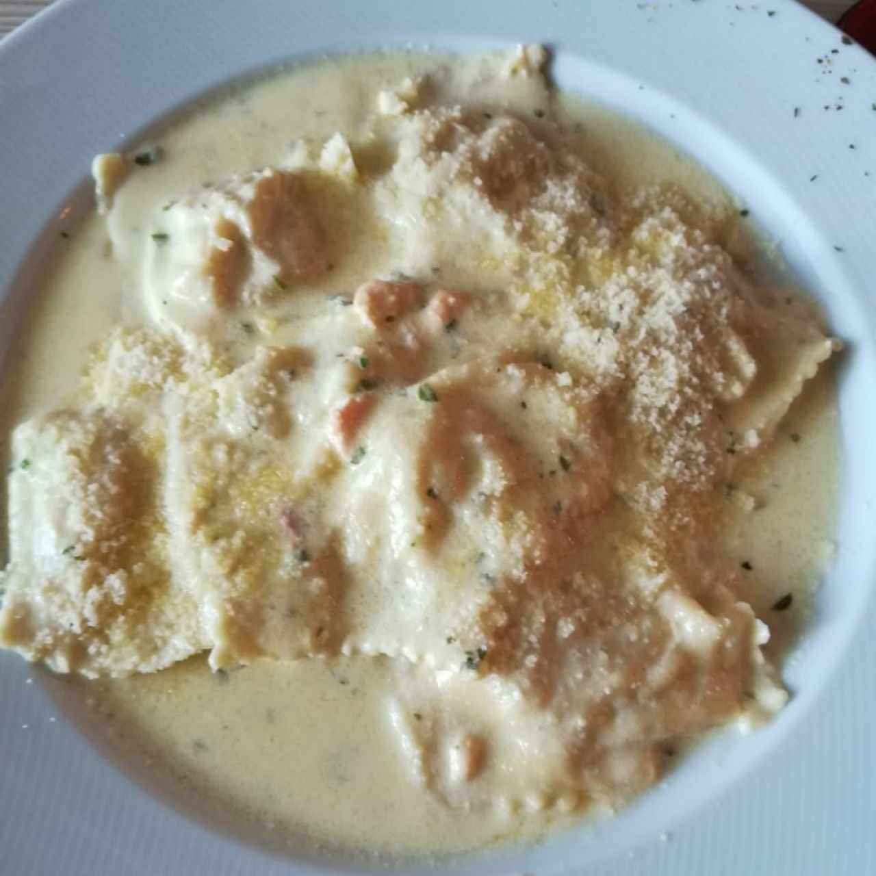 ravioli con salmon y shampaña