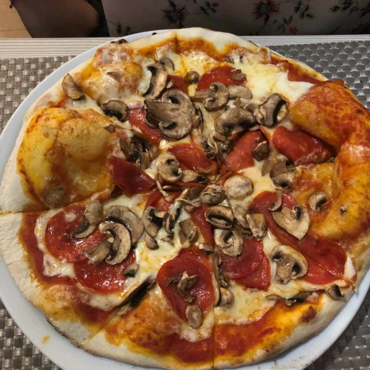 pizza de pepperoni y hongos