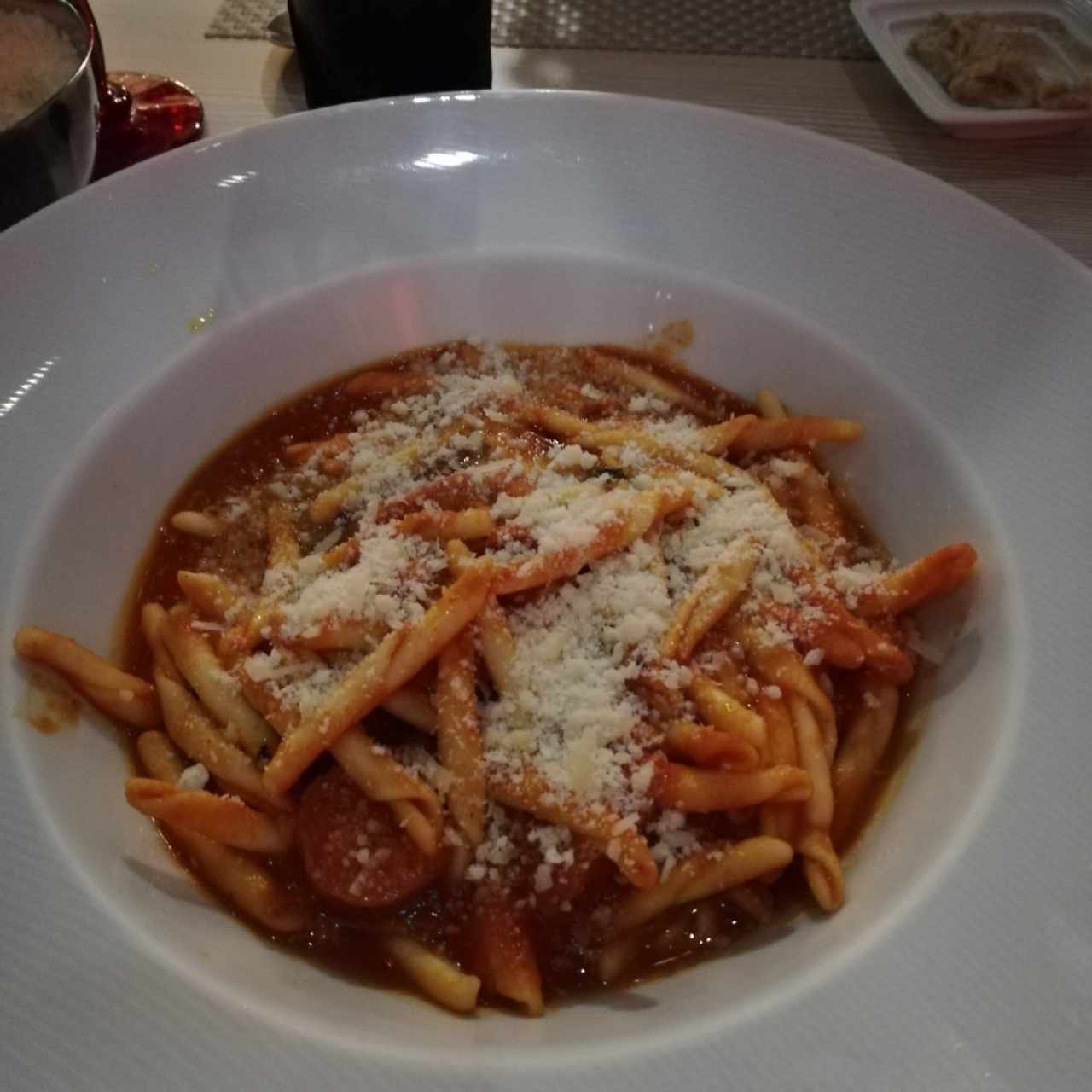 pasta artesanal en salsa ragú, pomodoro y salchichas de la casa