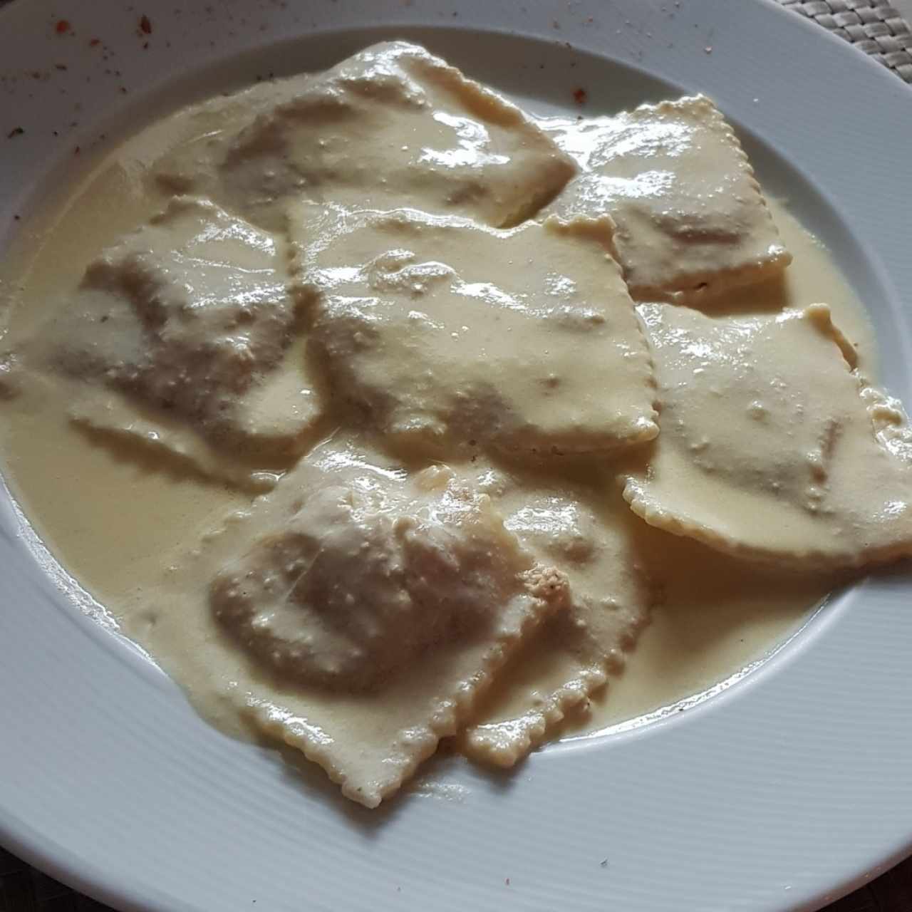 raviolis de salmon en salsa blanca