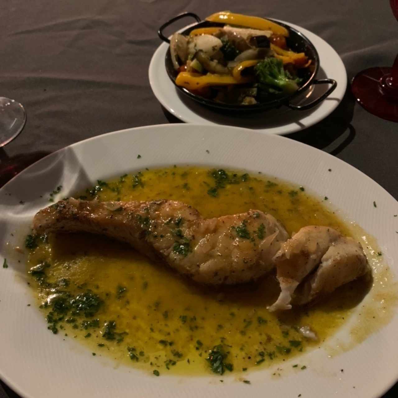 corvina Menier con Vegetales Salteados