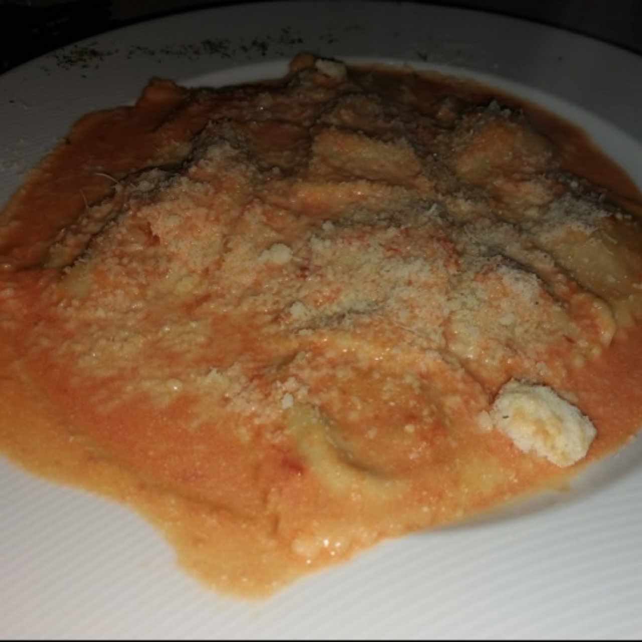 Ravioli en salsa rosada