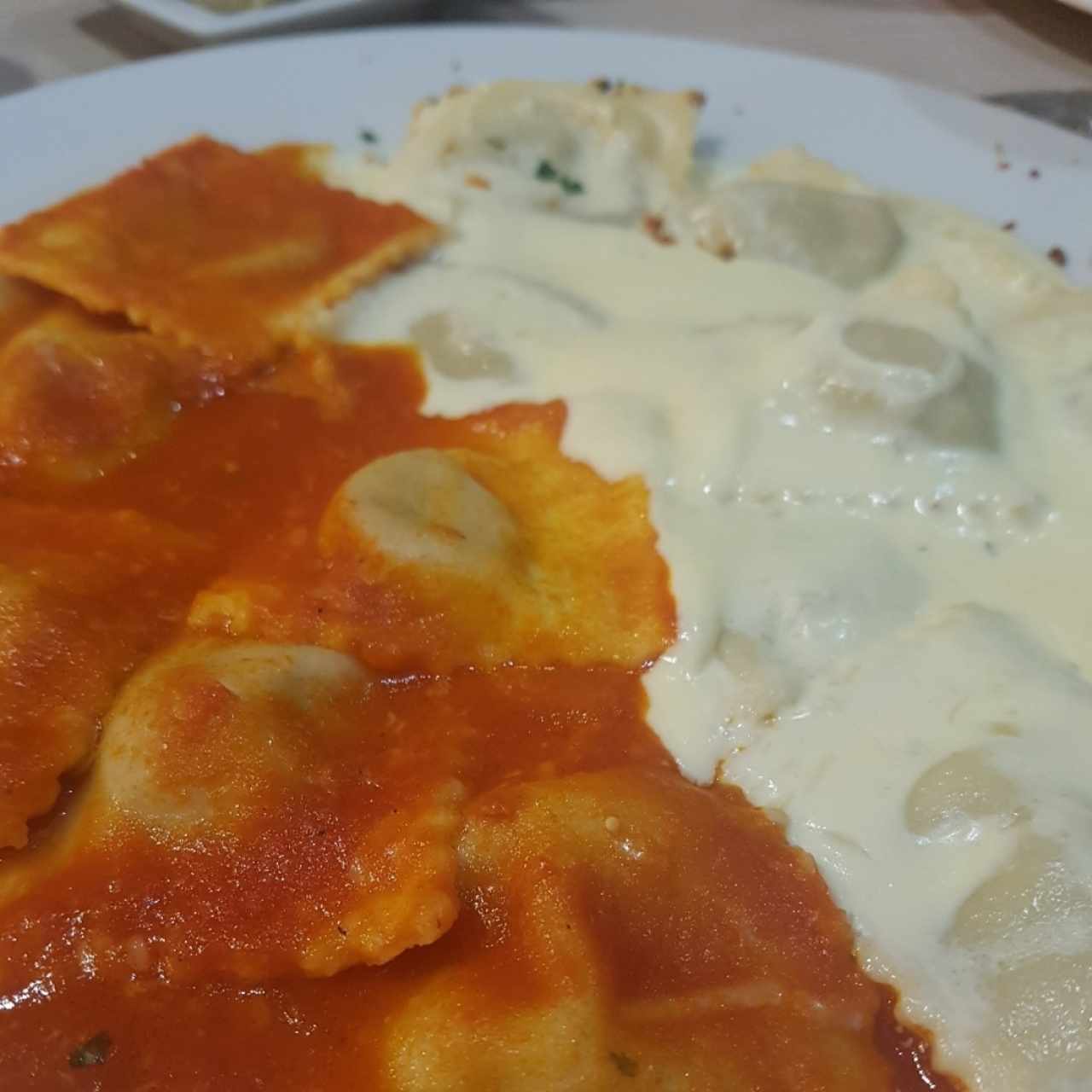 Raviolis en salsa roja y blanca