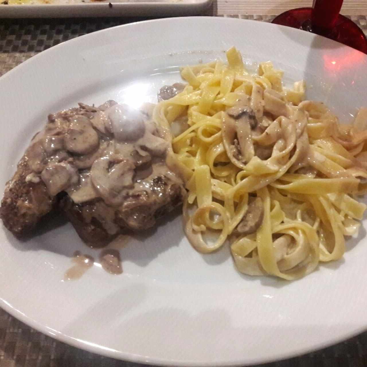 Filete con Champiñones a la crema con fettucini al cartucio