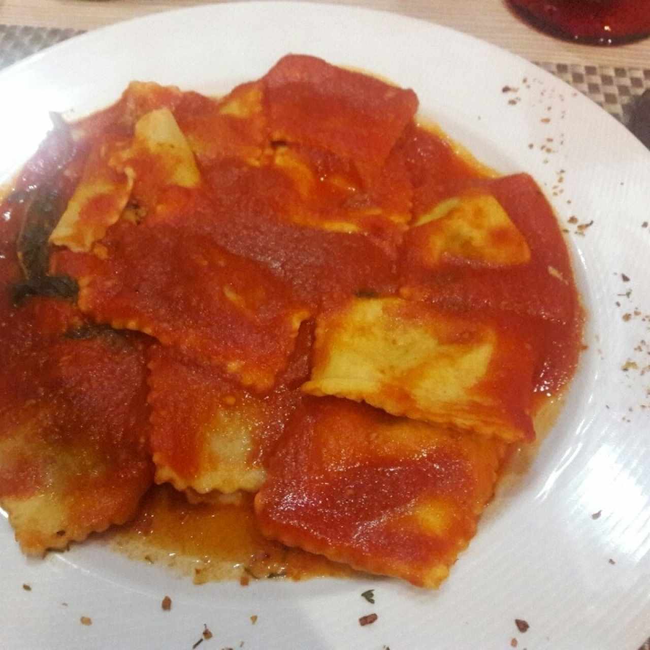 Ravioli relleno de carne en salsa pomodoro