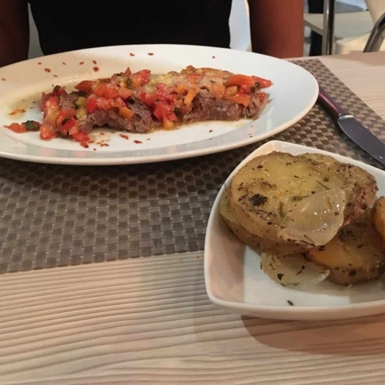 filete de res acompañado de papas 