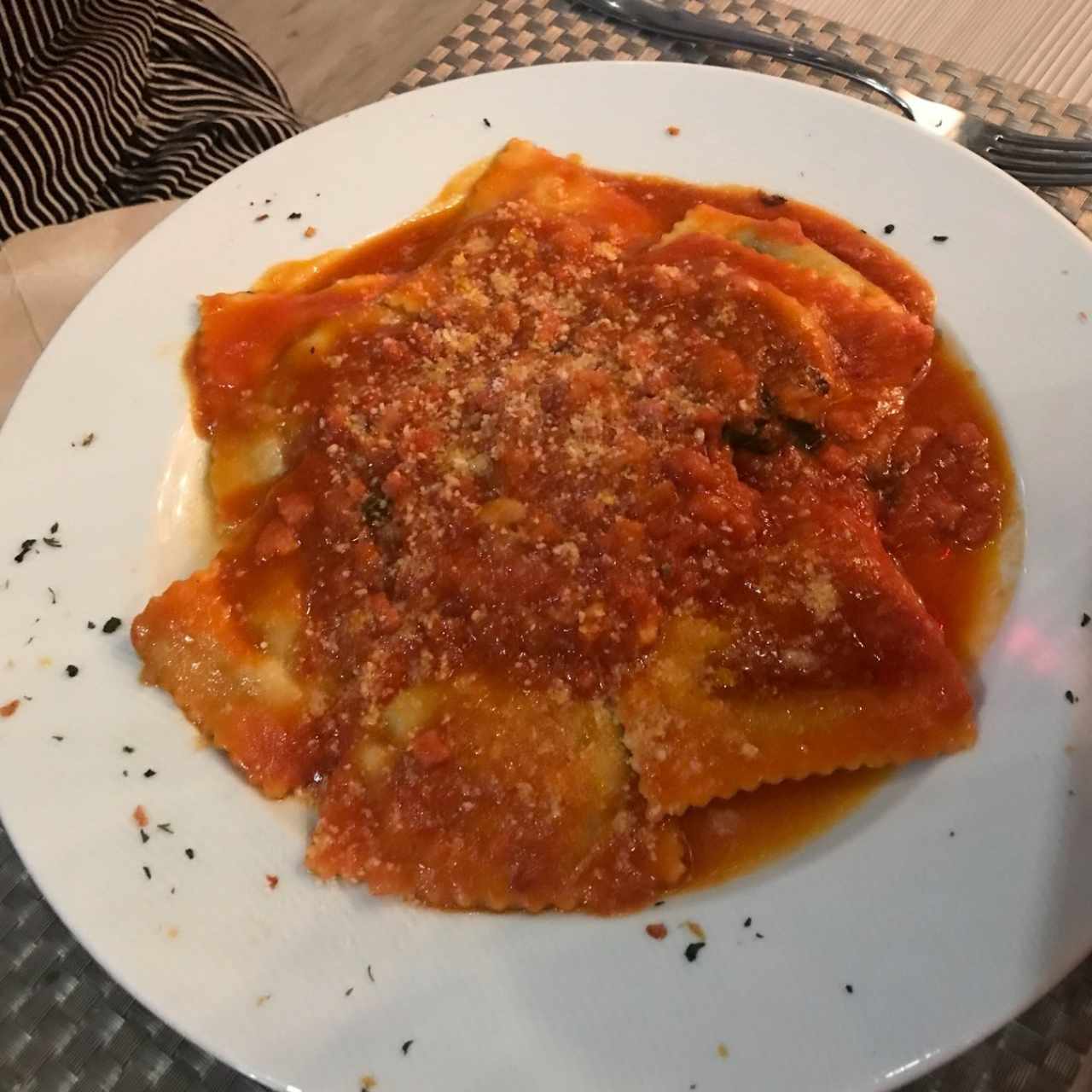 raviolis de ricotta y espinacas con salsa amatriciana