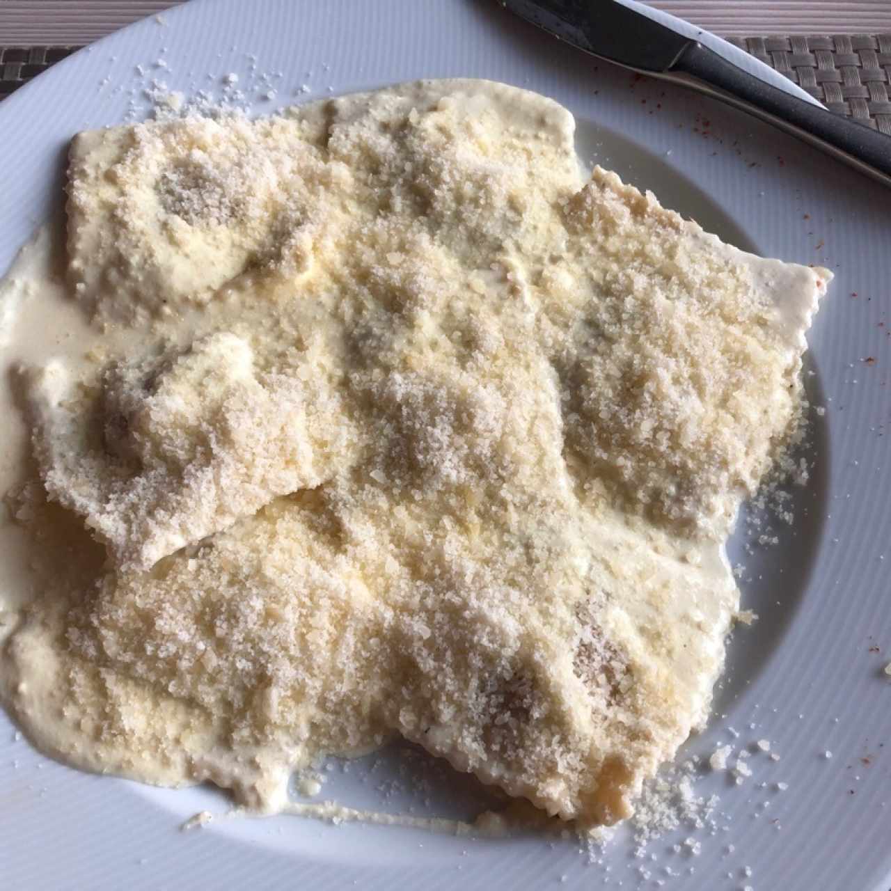 Raviolis de Salmón en salsa blanca