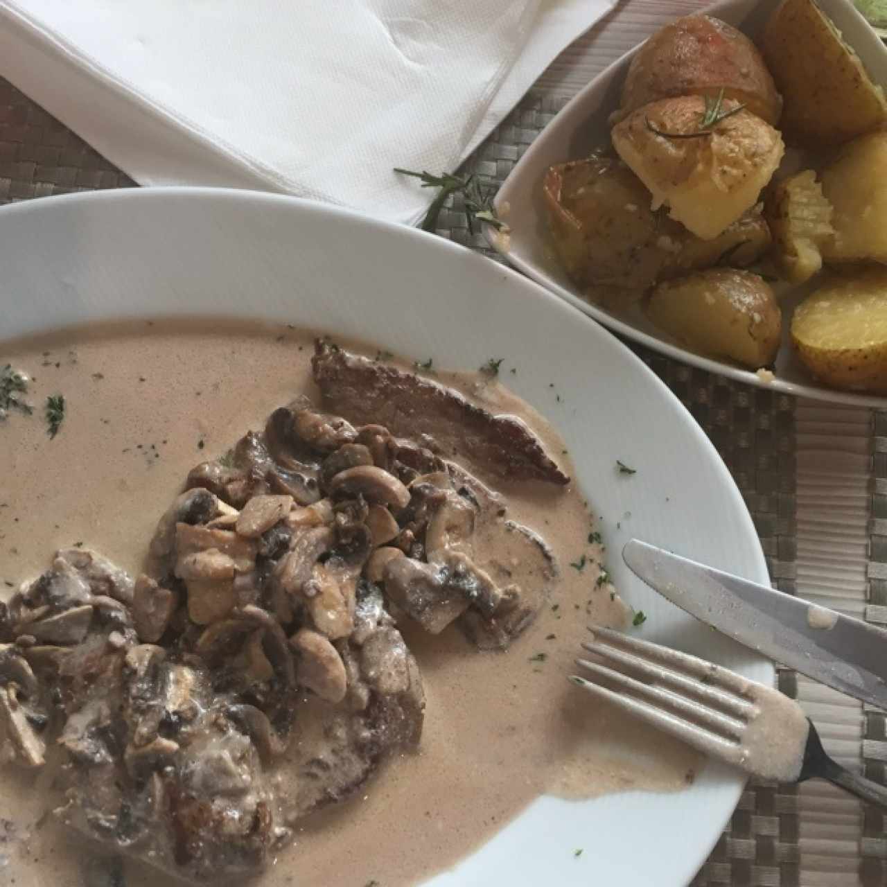 filleto al vino acompañado con papas al romero