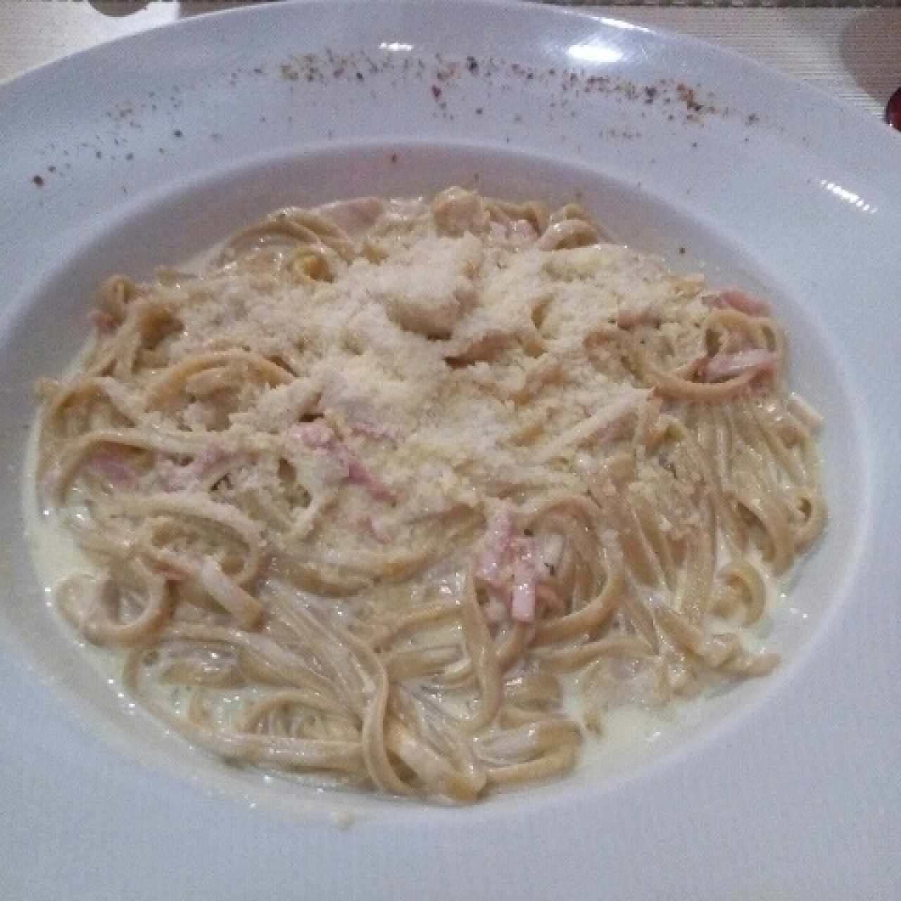 spaguetti integral con pollo en salsa alfredo