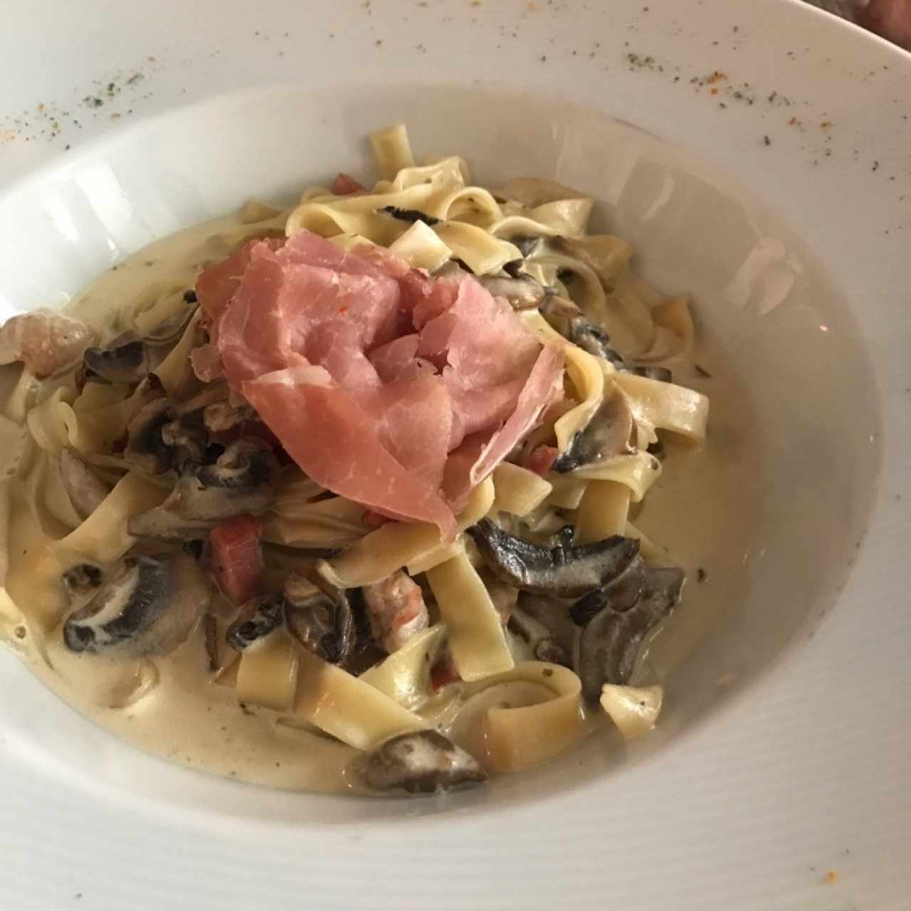 fetuccini con crema de Grana Padano, prosciutto y hongos