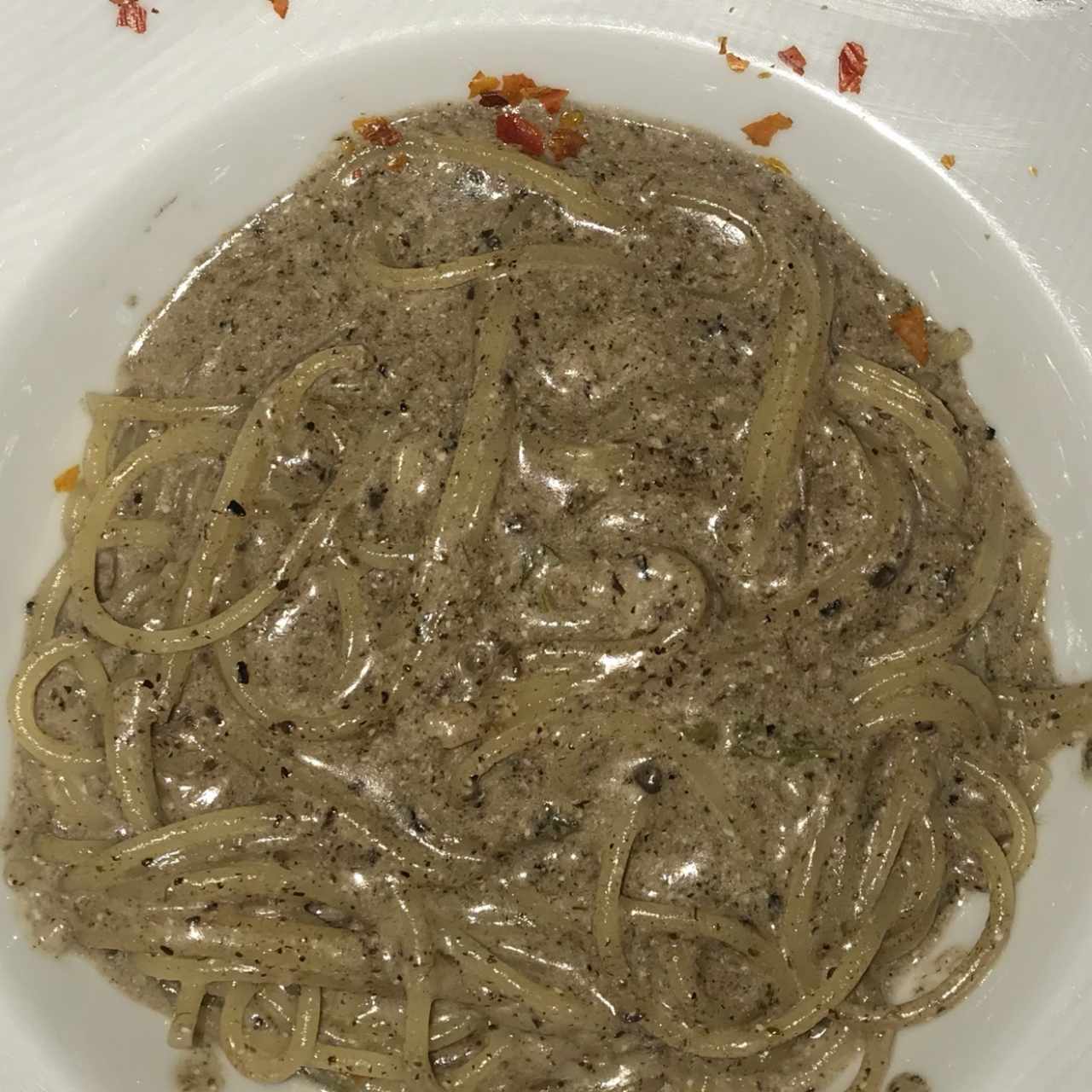 spaghetti en salsa de hongos con trufas