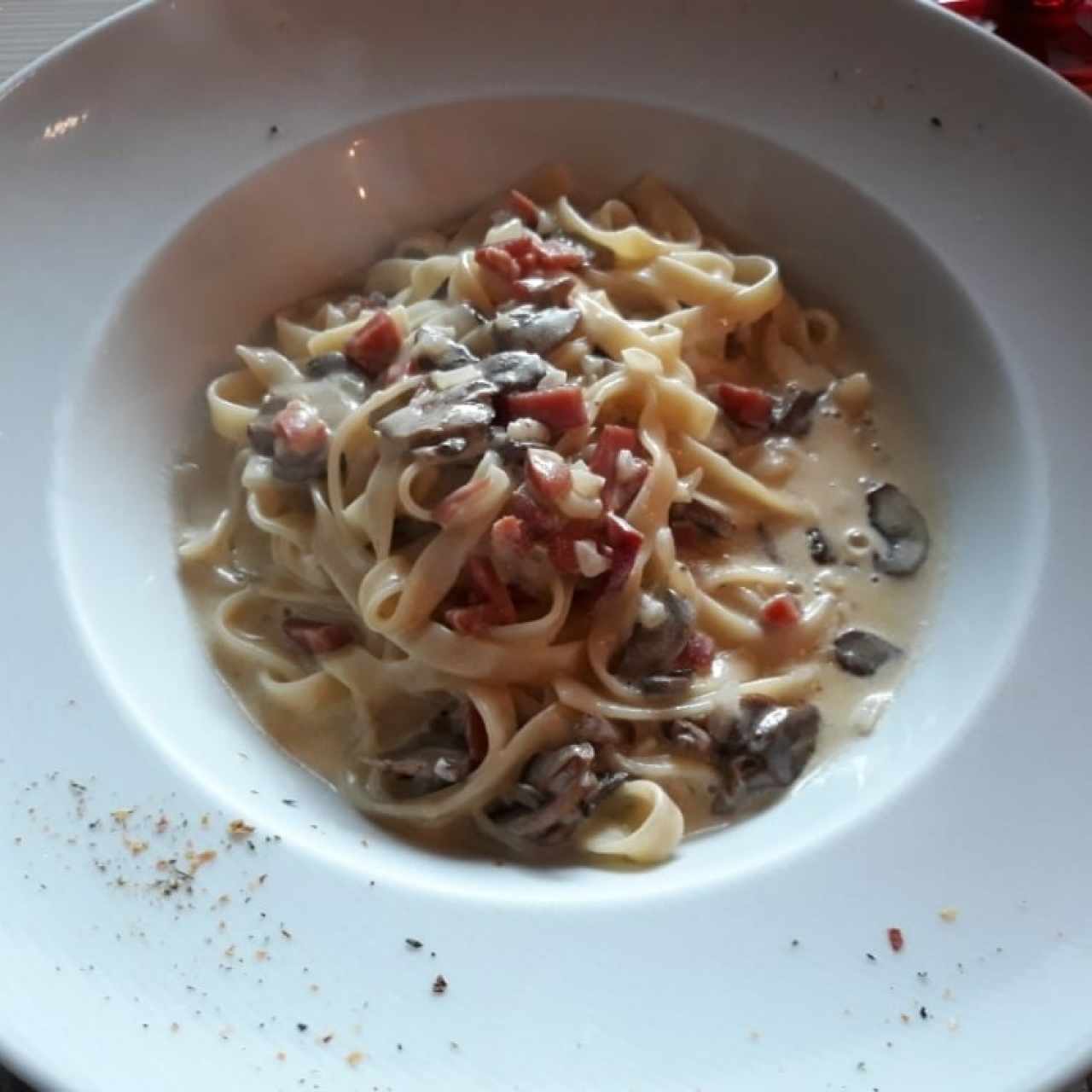 Fettuccine con Jamon Serrano en salsa alfredo