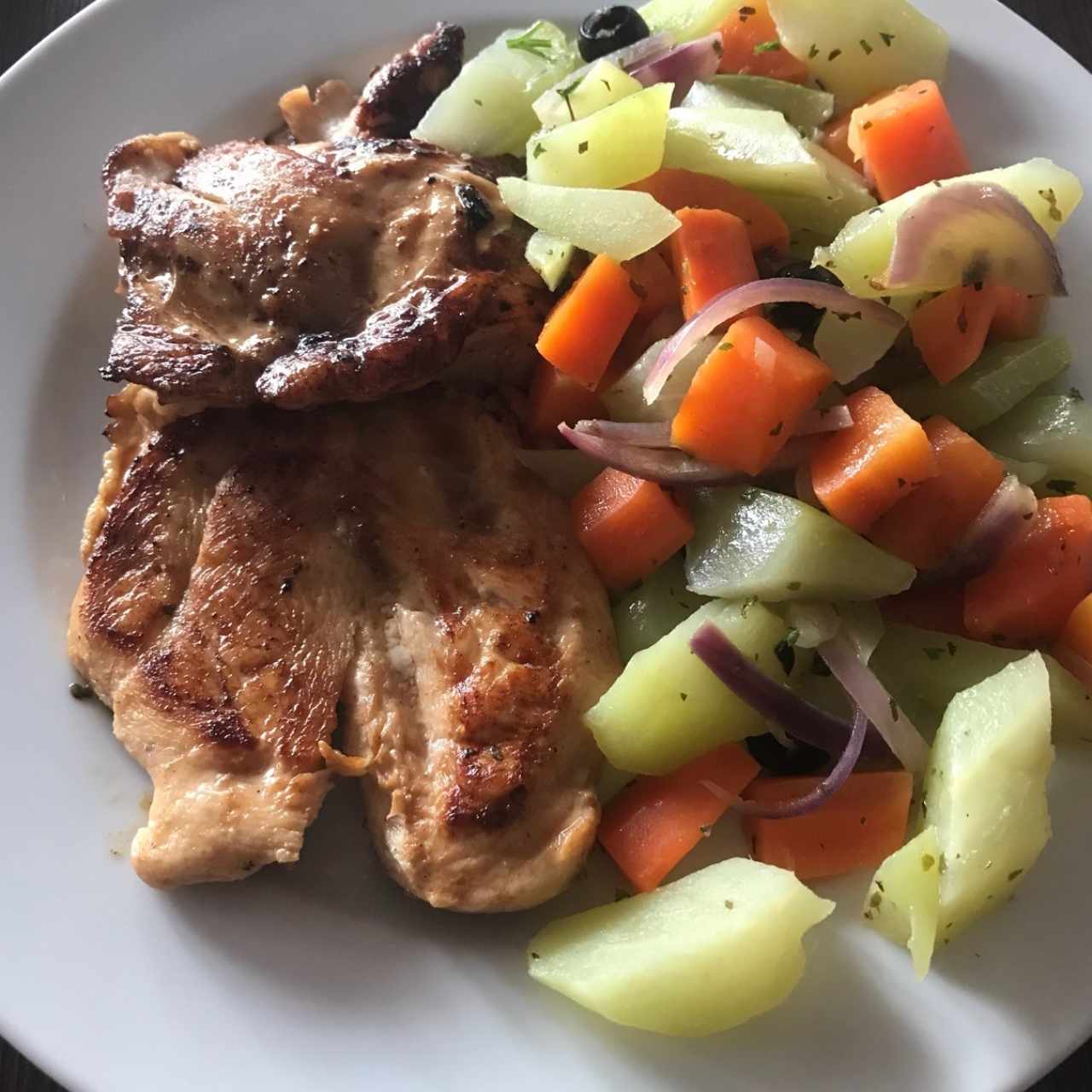 Pollo a la plancha con vegetales salteados (ensalada del dia) 