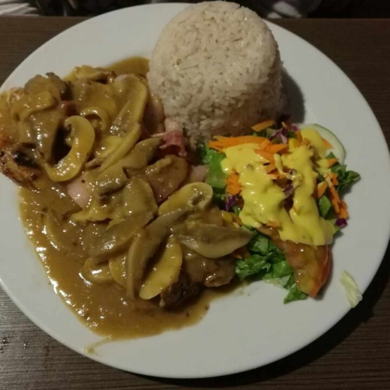 Pechuga de pollo al miñón, arroz con coco y ensalada de vegetales