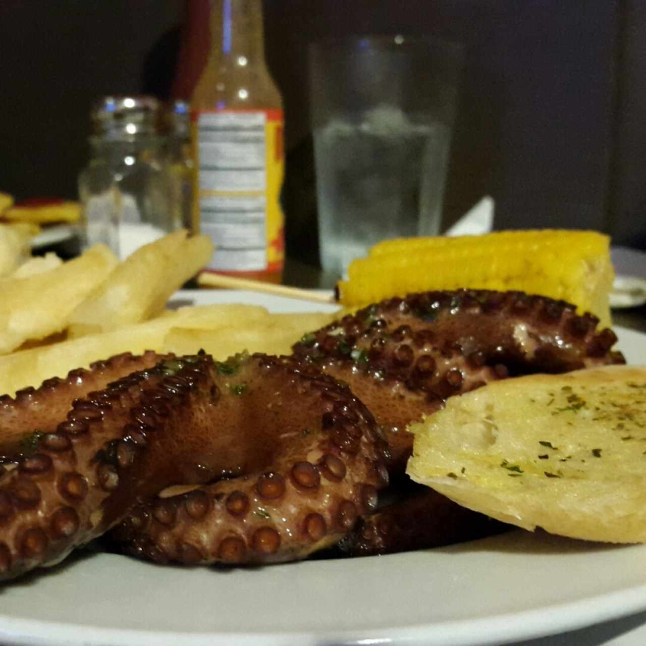 pulpo a la parrilla con yucas fritas