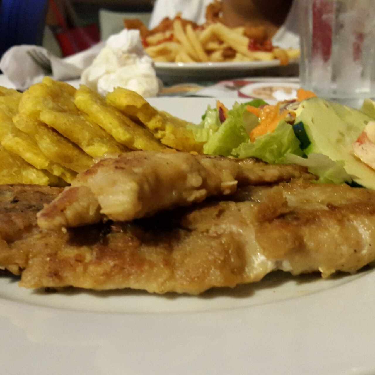 corvina a la plancha con patacones y ensalada de la casa 