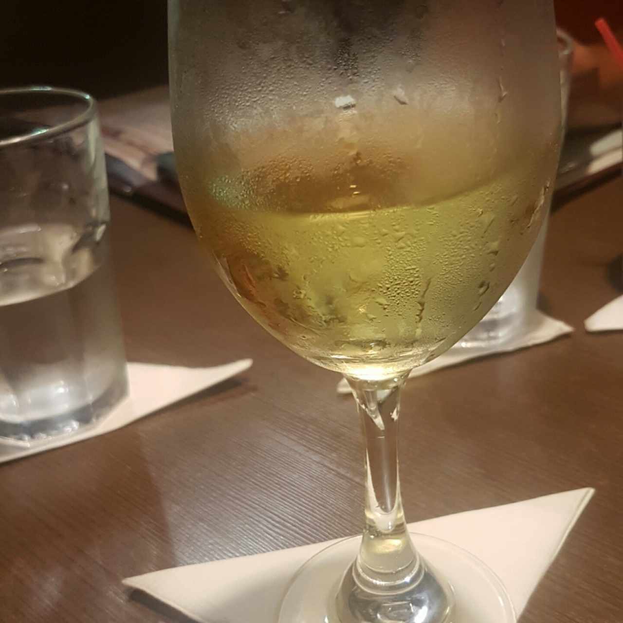 Una copa de vino blanco de la casa Sarmiento