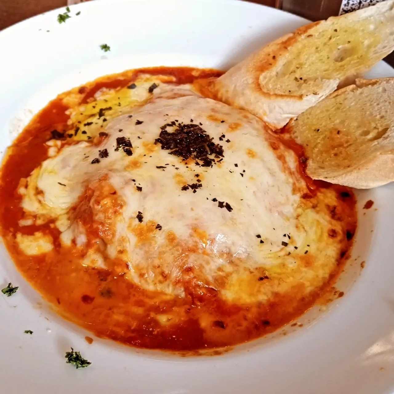 Lasagna con Pollo en salsa roja gratinada