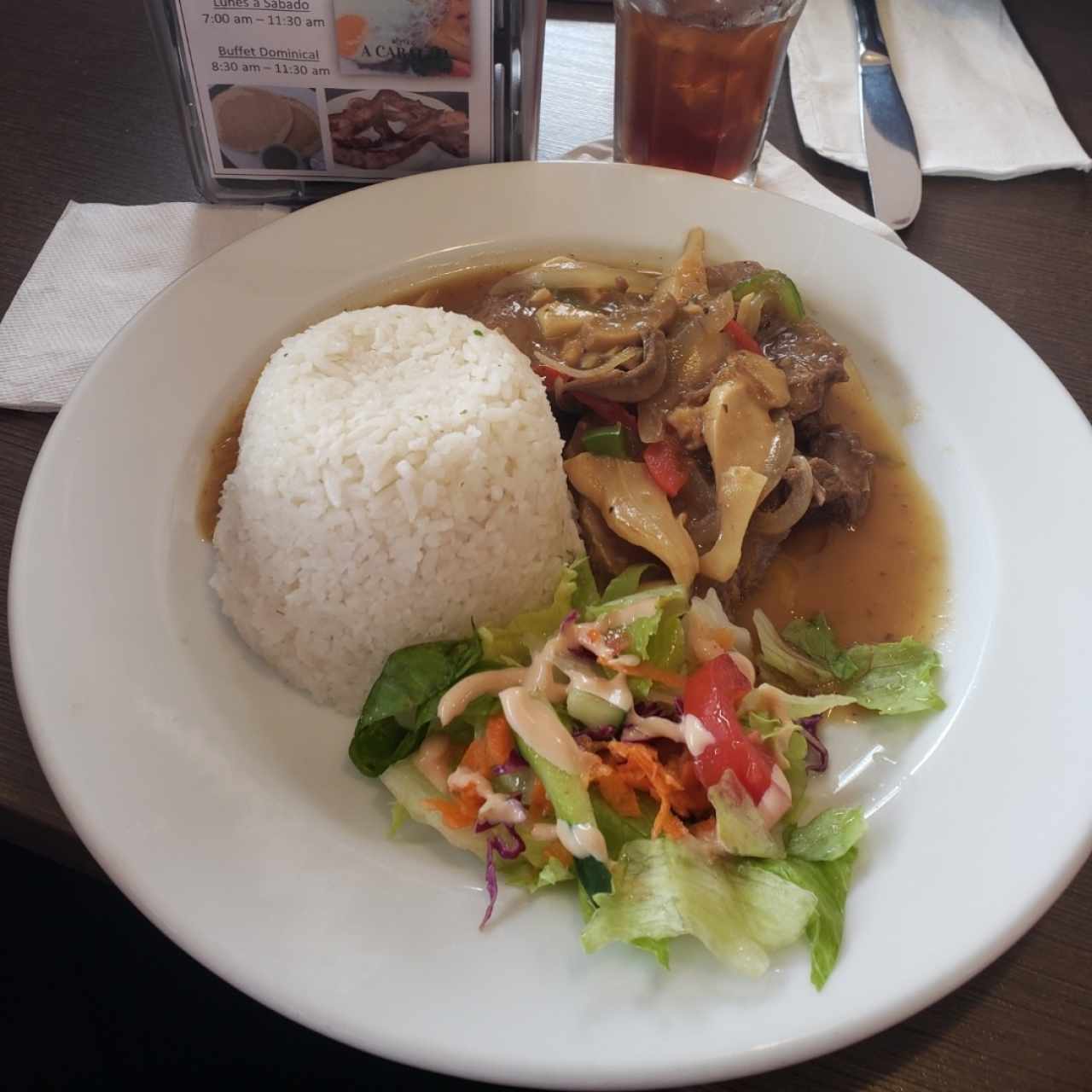 Lengua con arroz y ensalada