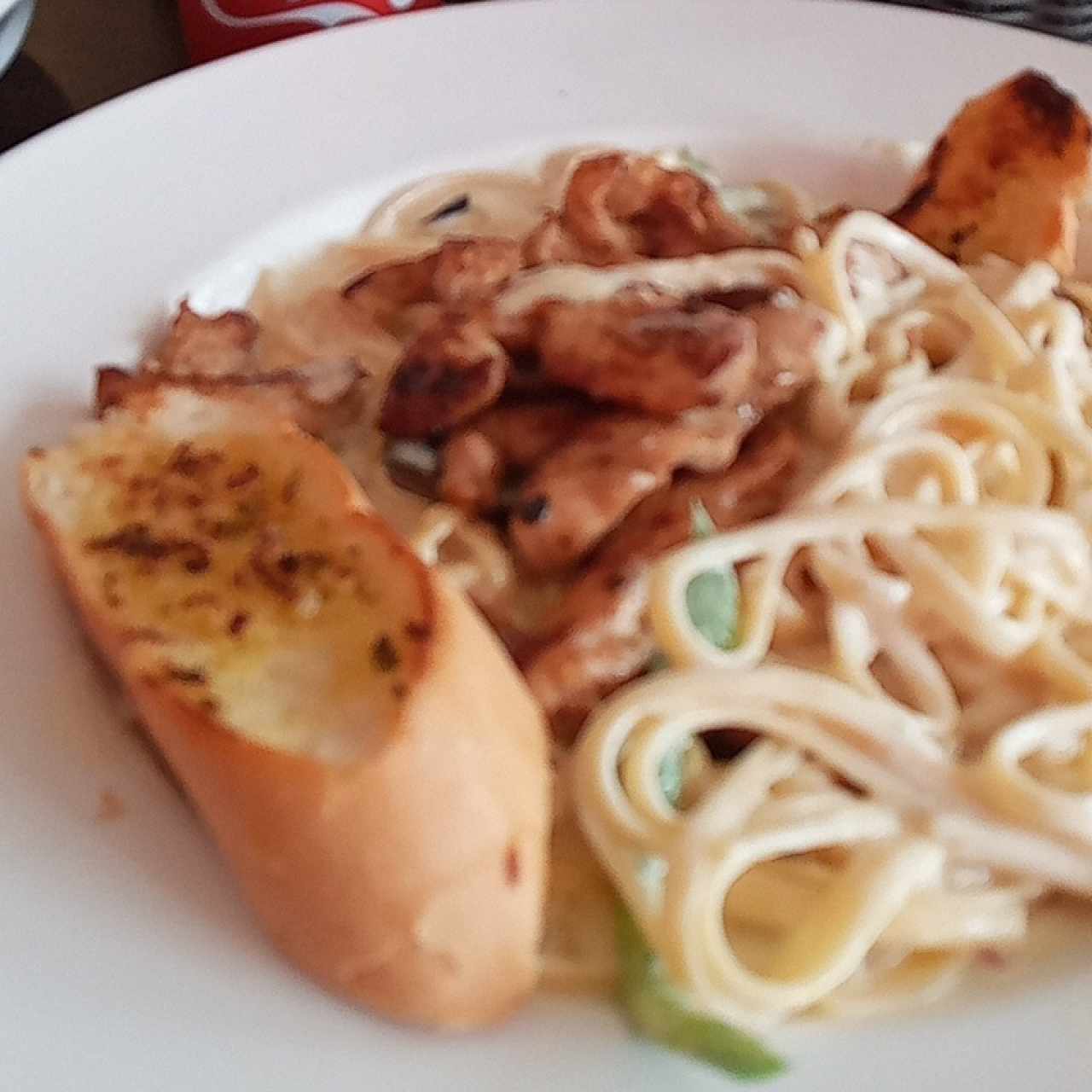 Pasta Linguini en Mantequilla de Ajo + Canasta de pan de Ajo + Queso Parmesano