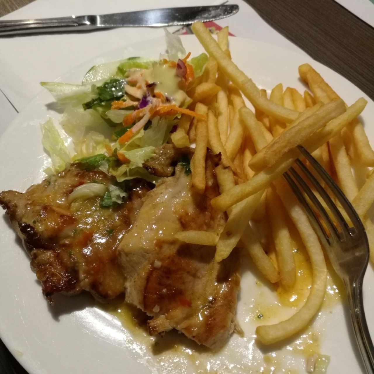 pollo al ajillo con papas fritas