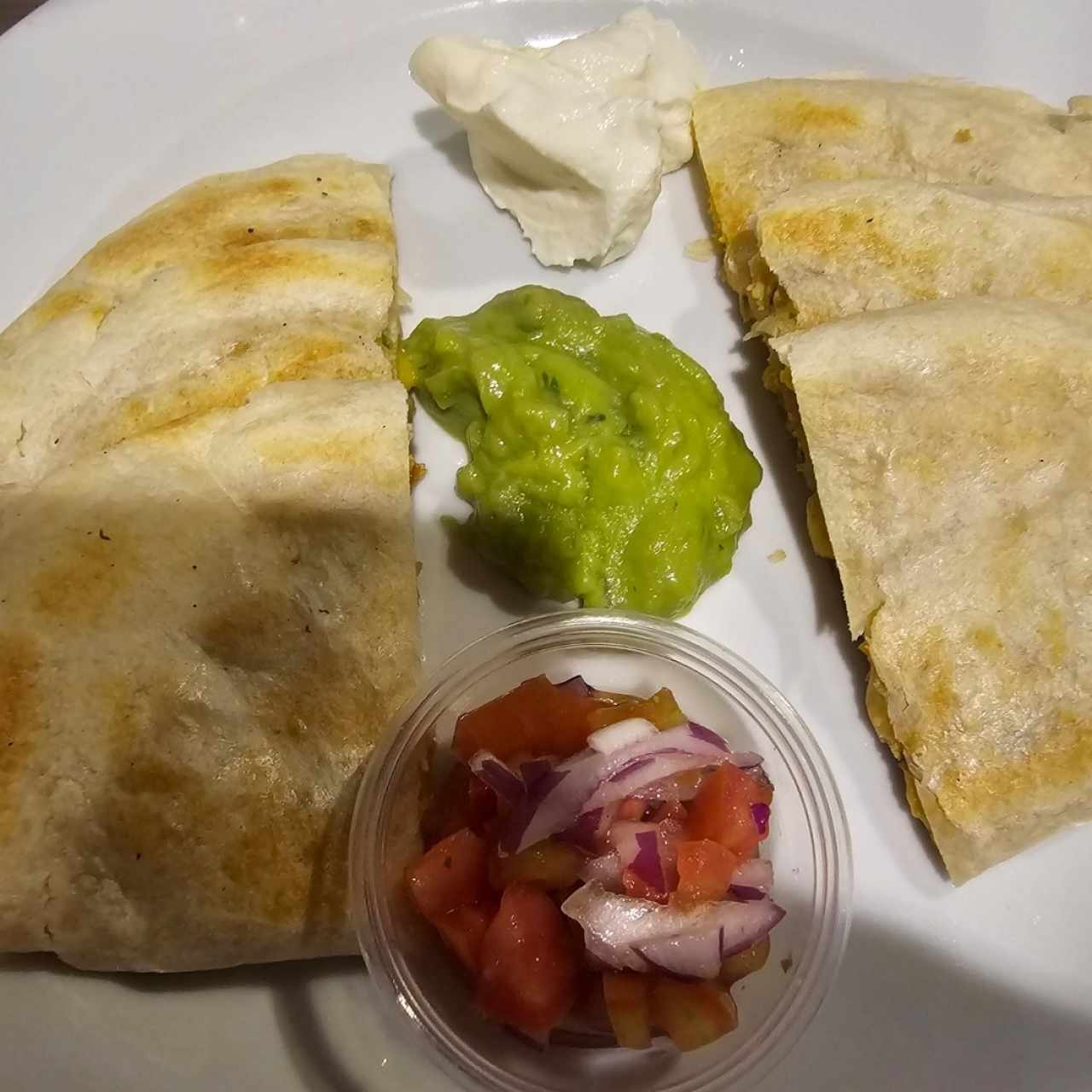 Quesadillas de pollo con guacamole, sour cream y pico de gallo