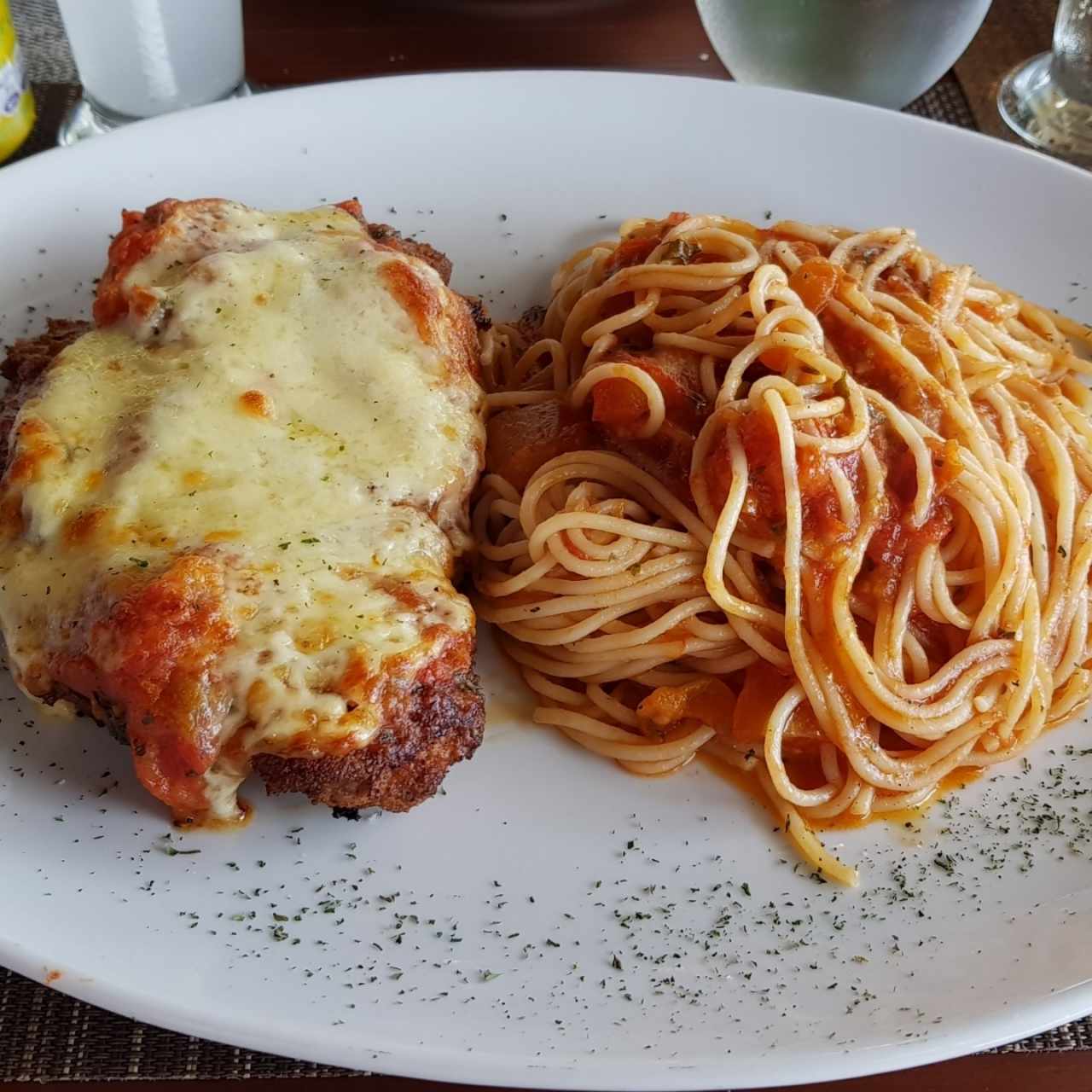 Filete de Res Parmesano con Spaguettis