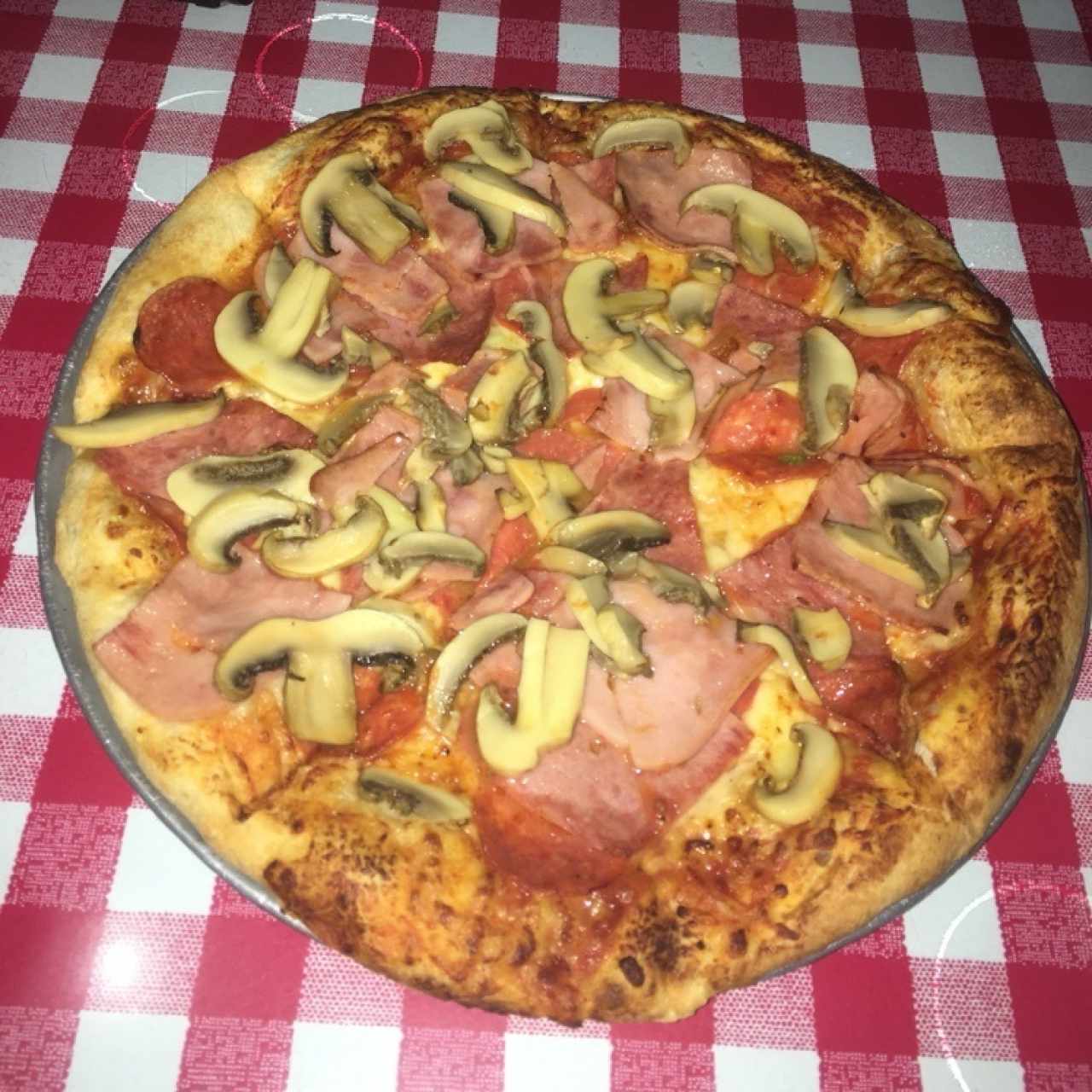Pizza Jamon, peperoni y hongos 