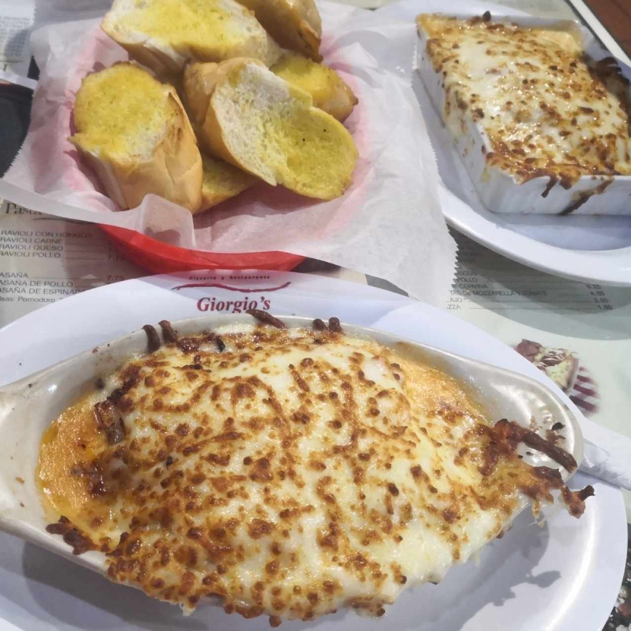 lasagna gratinada de pollo y pan de ajo